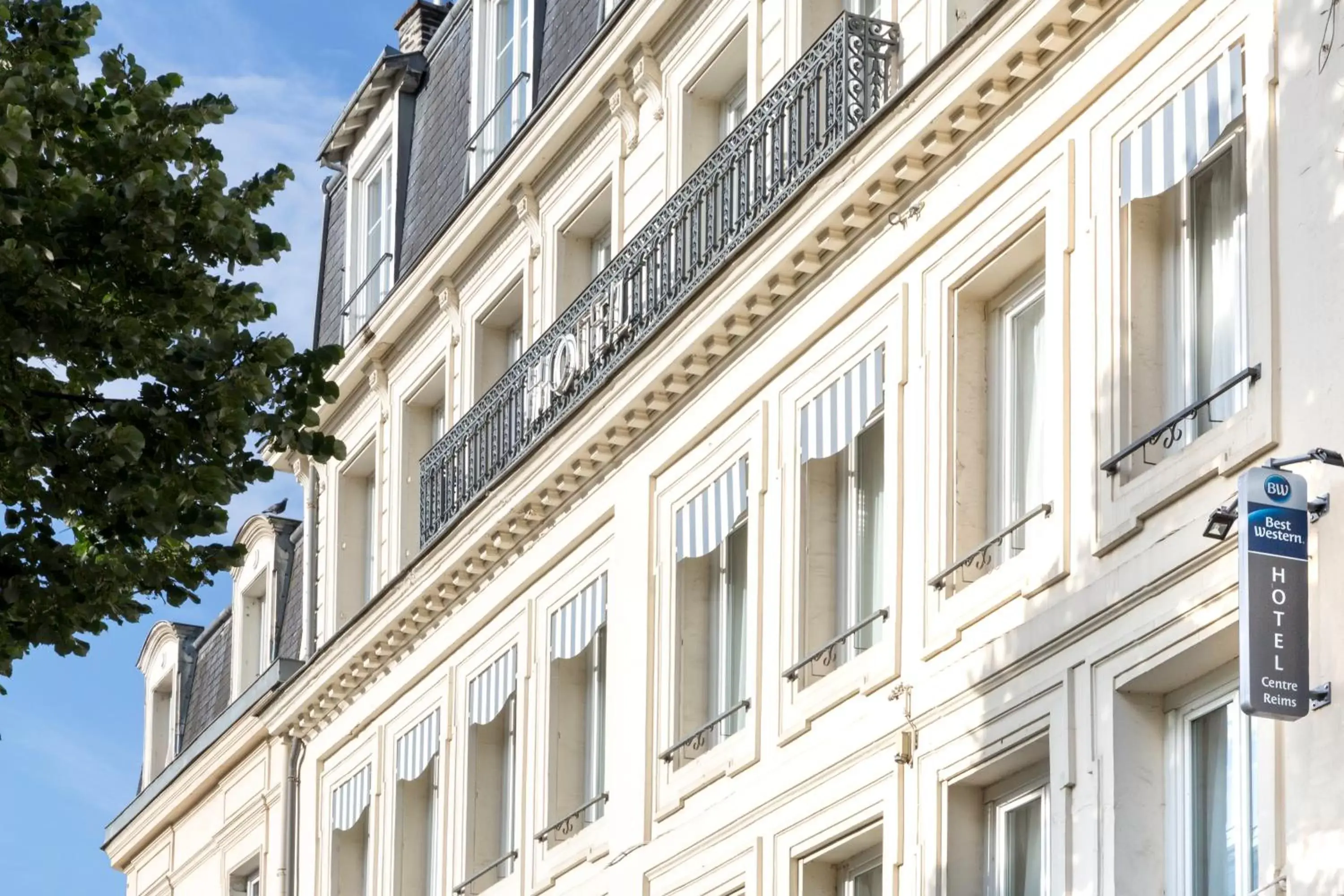 Property building in Best Western Hotel Centre Reims Property building in Best Western Hotel Centre Reims