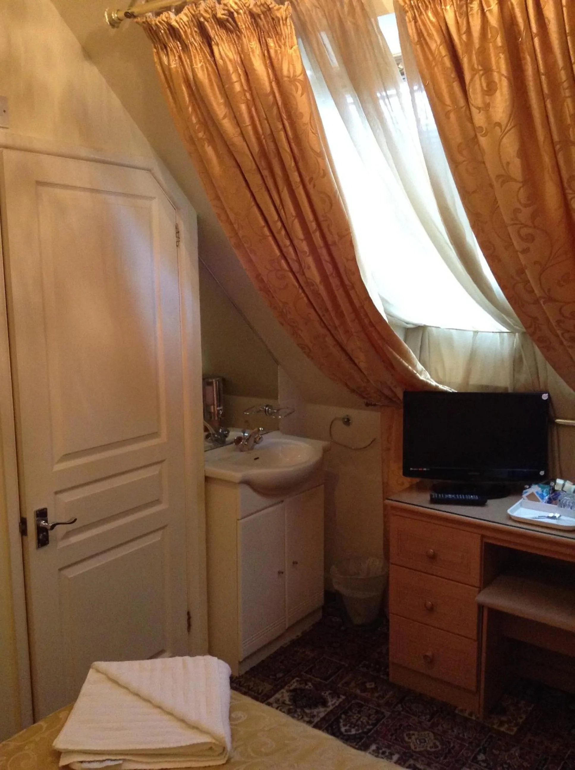 Photo of the whole room, Bed in Acorn Guest House