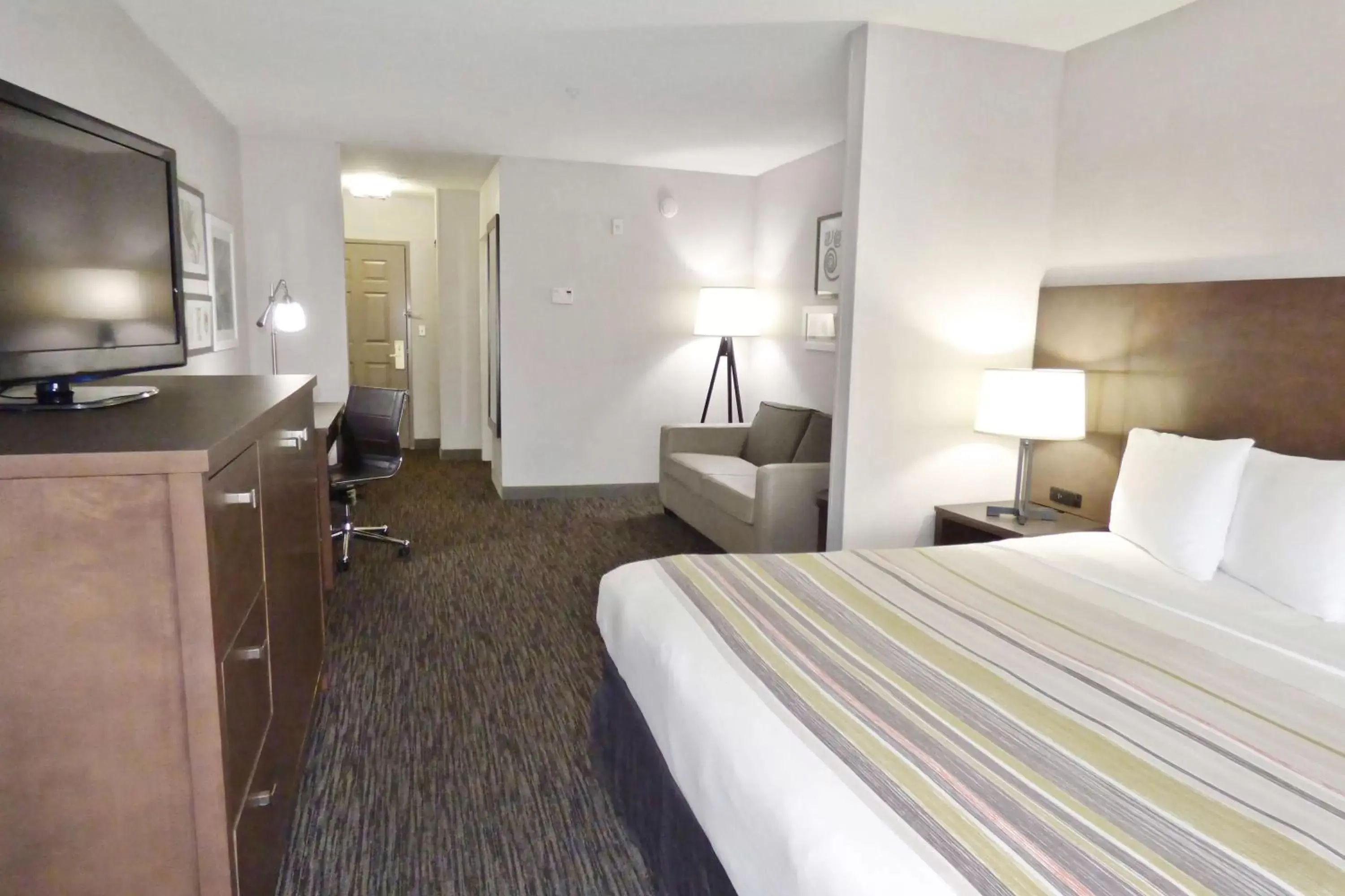 Photo of the whole room, Bed in Country Inn & Suites by Radisson, Tampa/Brandon, FL