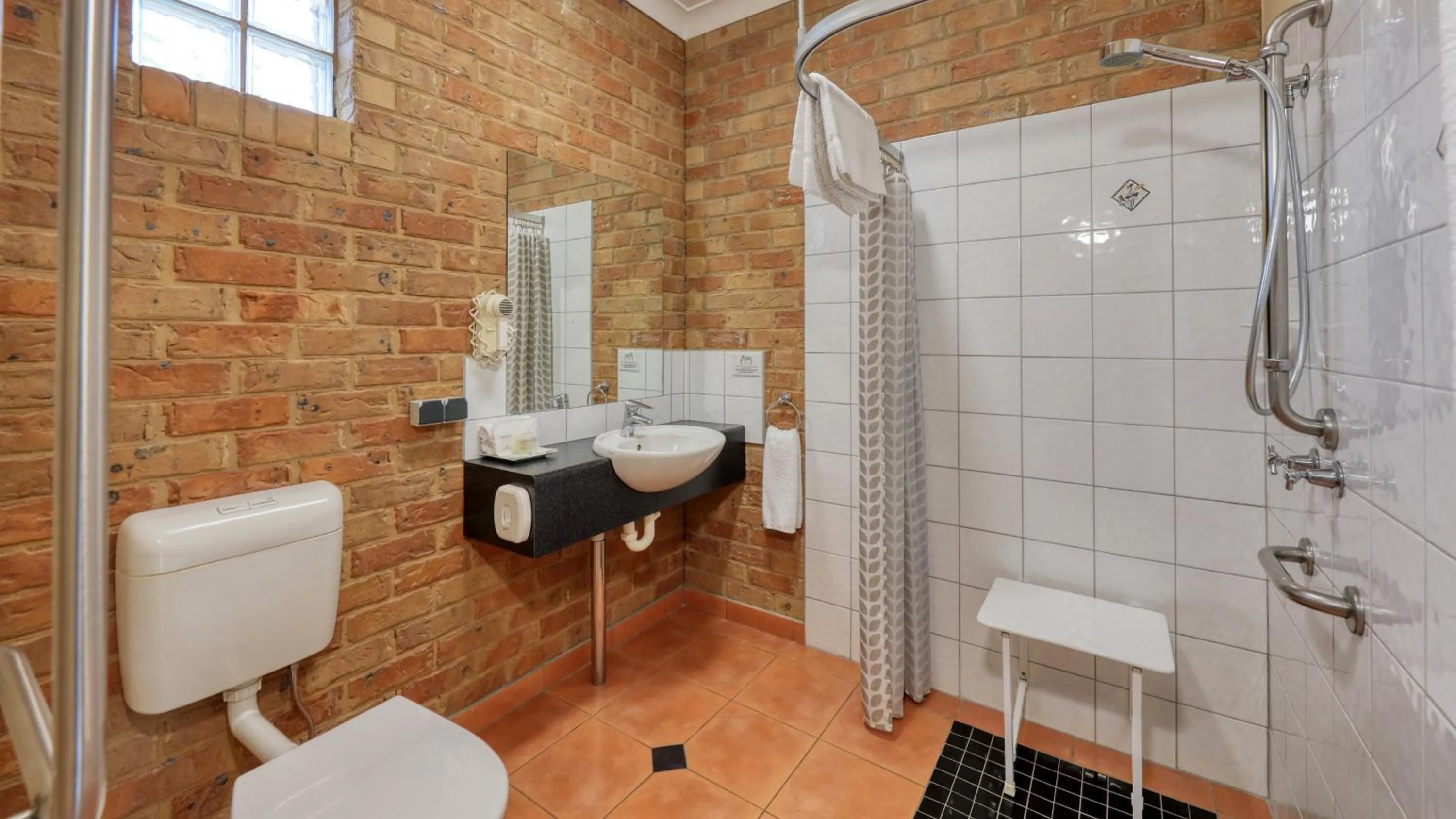 Shower in Bridges on Meninya Motel & Apartments