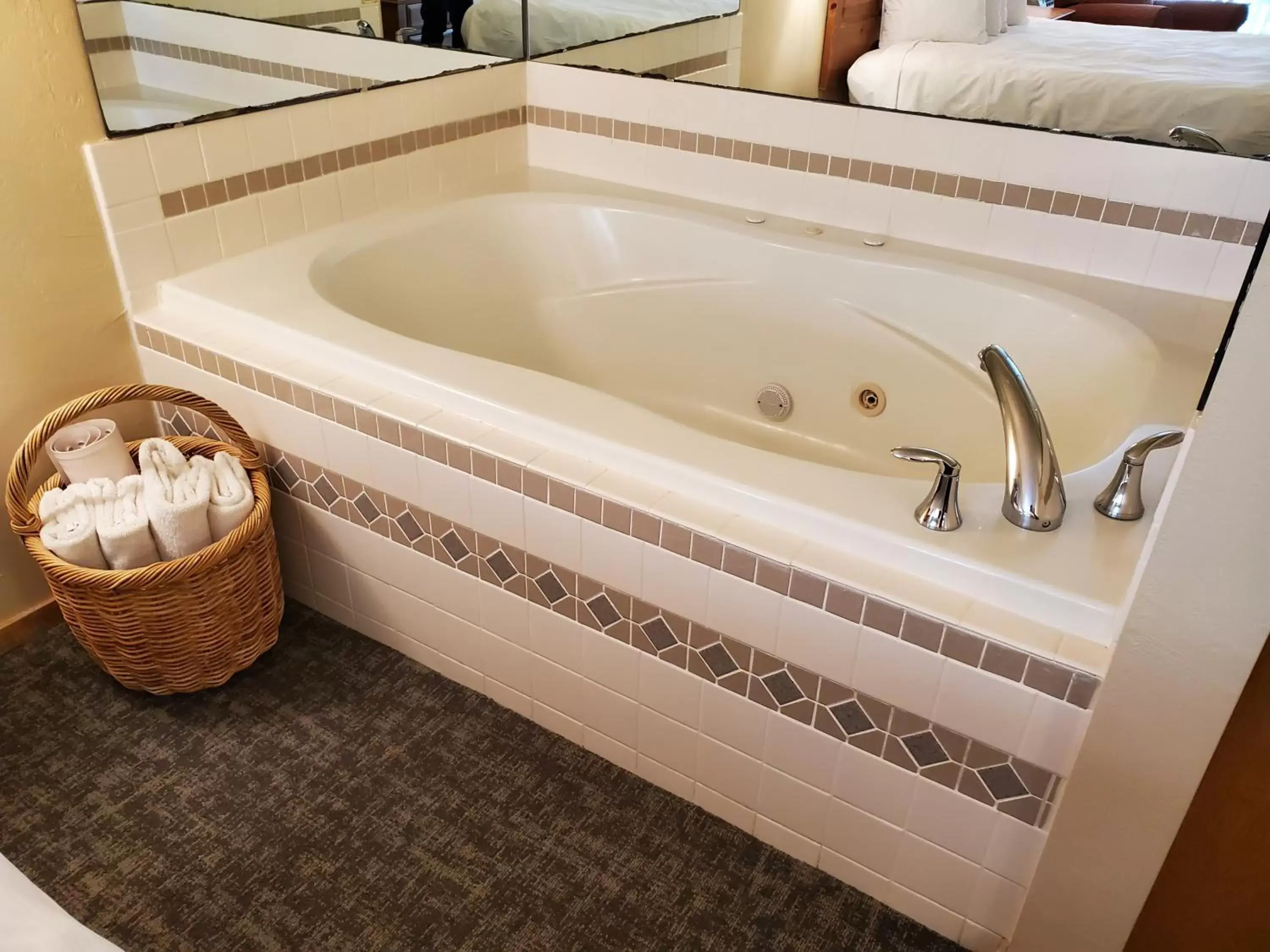Hot Tub, Bathroom in Homestead Suites - Fish Creek