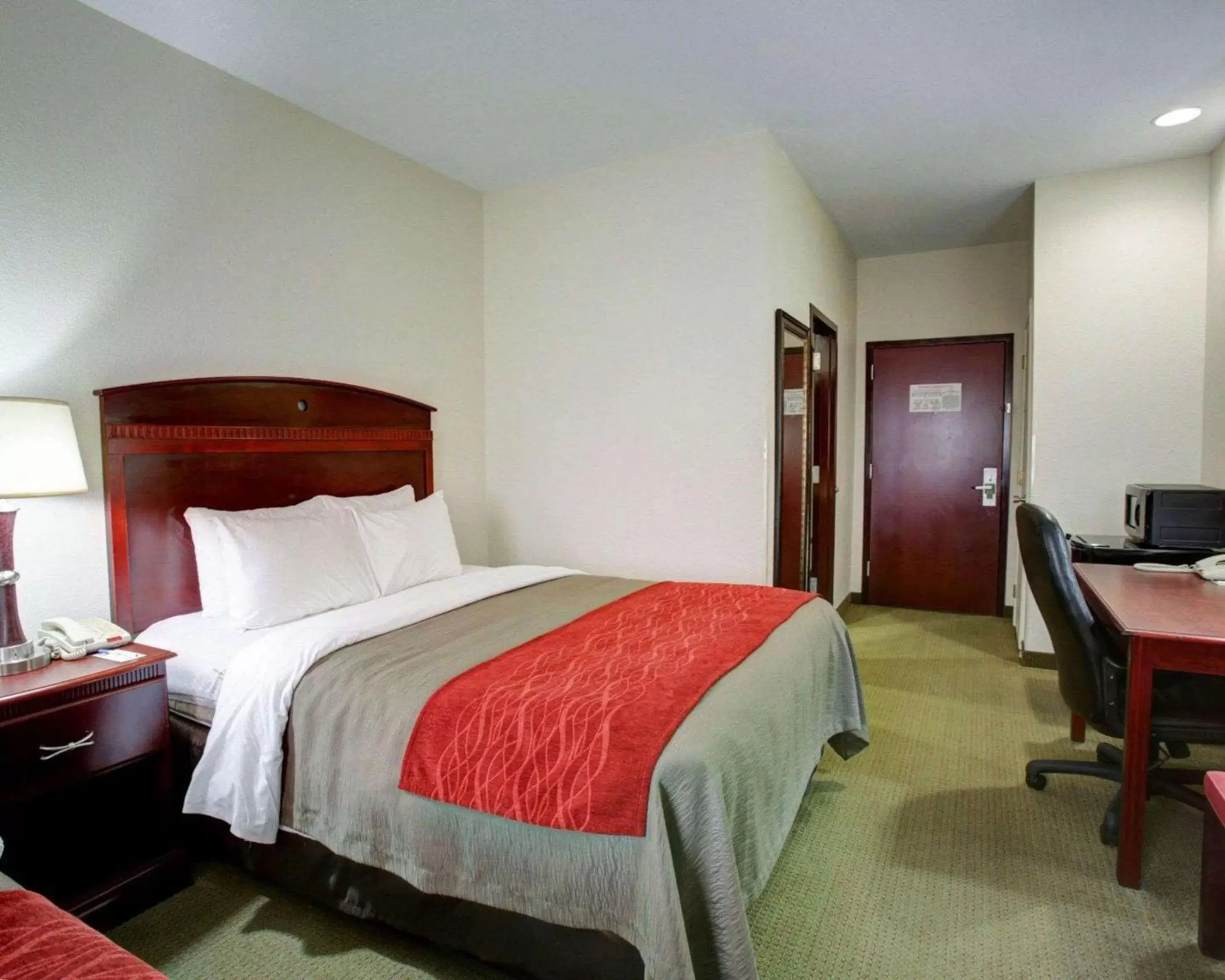 Photo of the whole room, Bed in Quality Inn Rockdale