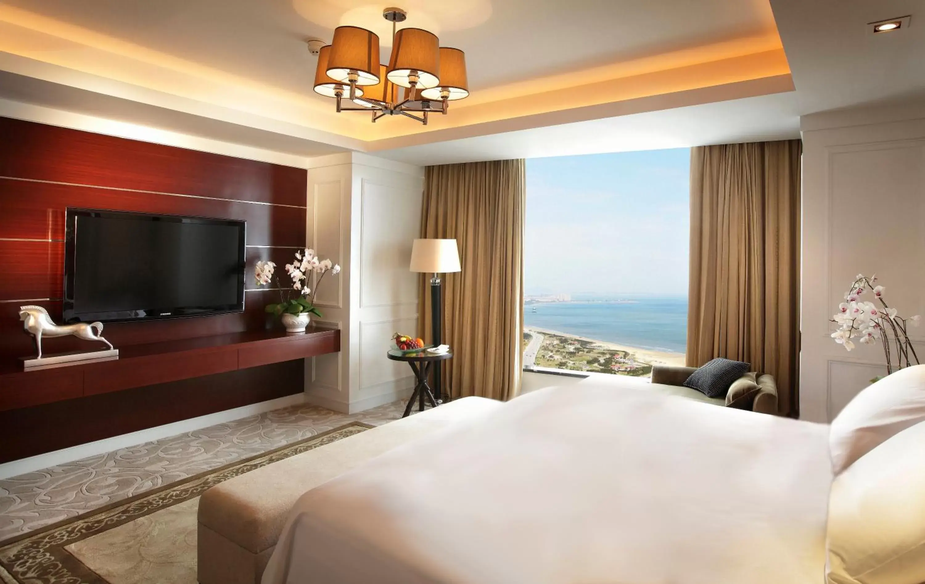 Bedroom in Crowne Plaza Yantai Sea View, an IHG Hotel