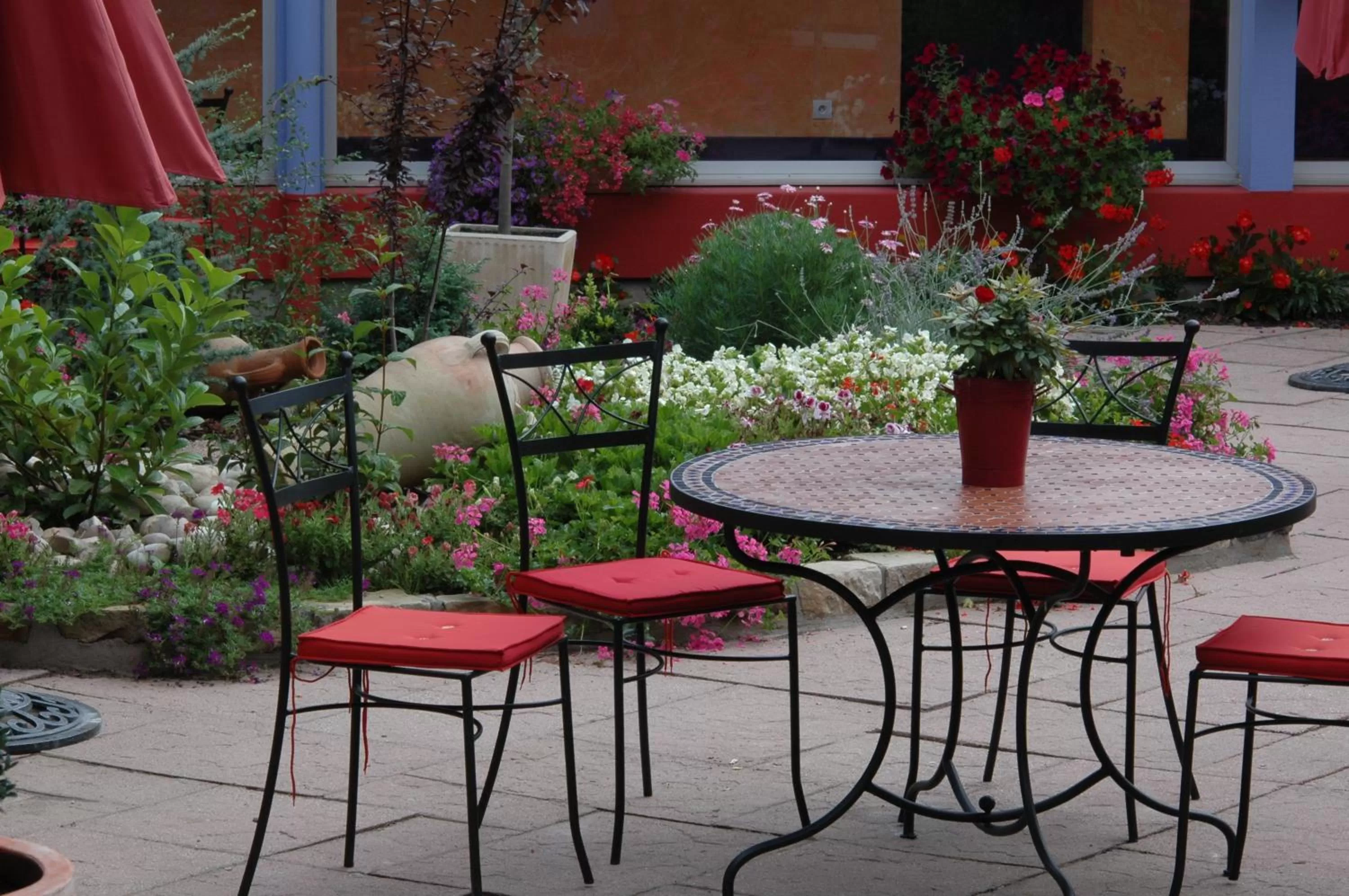 Patio in Logis Hôtel Atrium Epinal Golbey