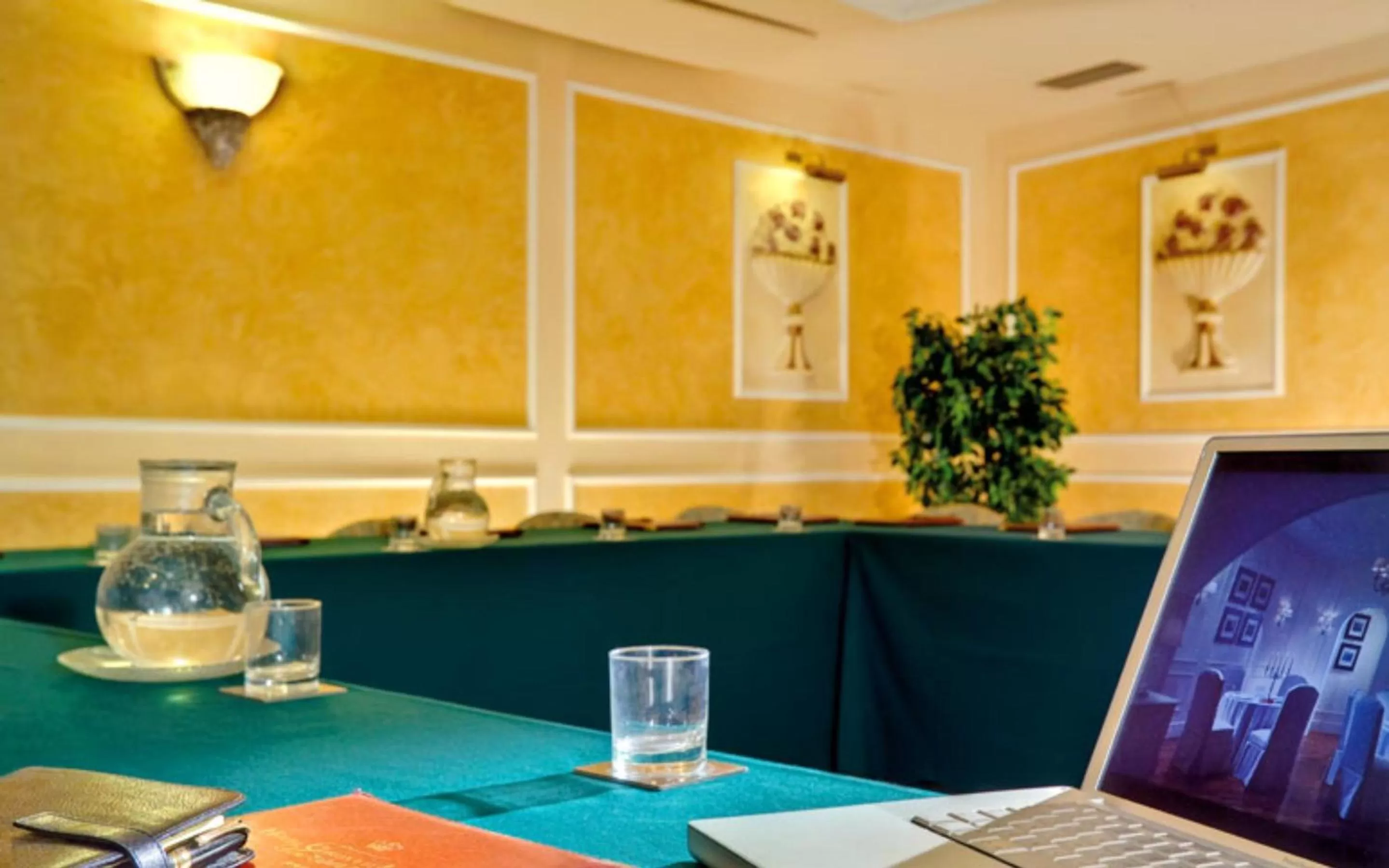 Business facilities in Corona D'Italia