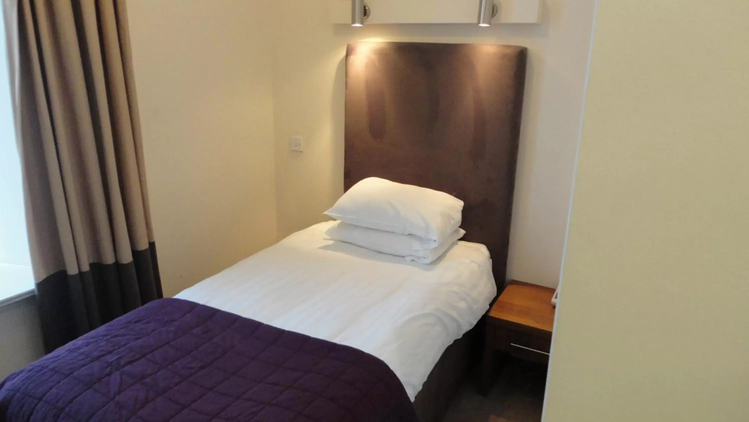 Bedroom, Bed in Sandyford Hotel