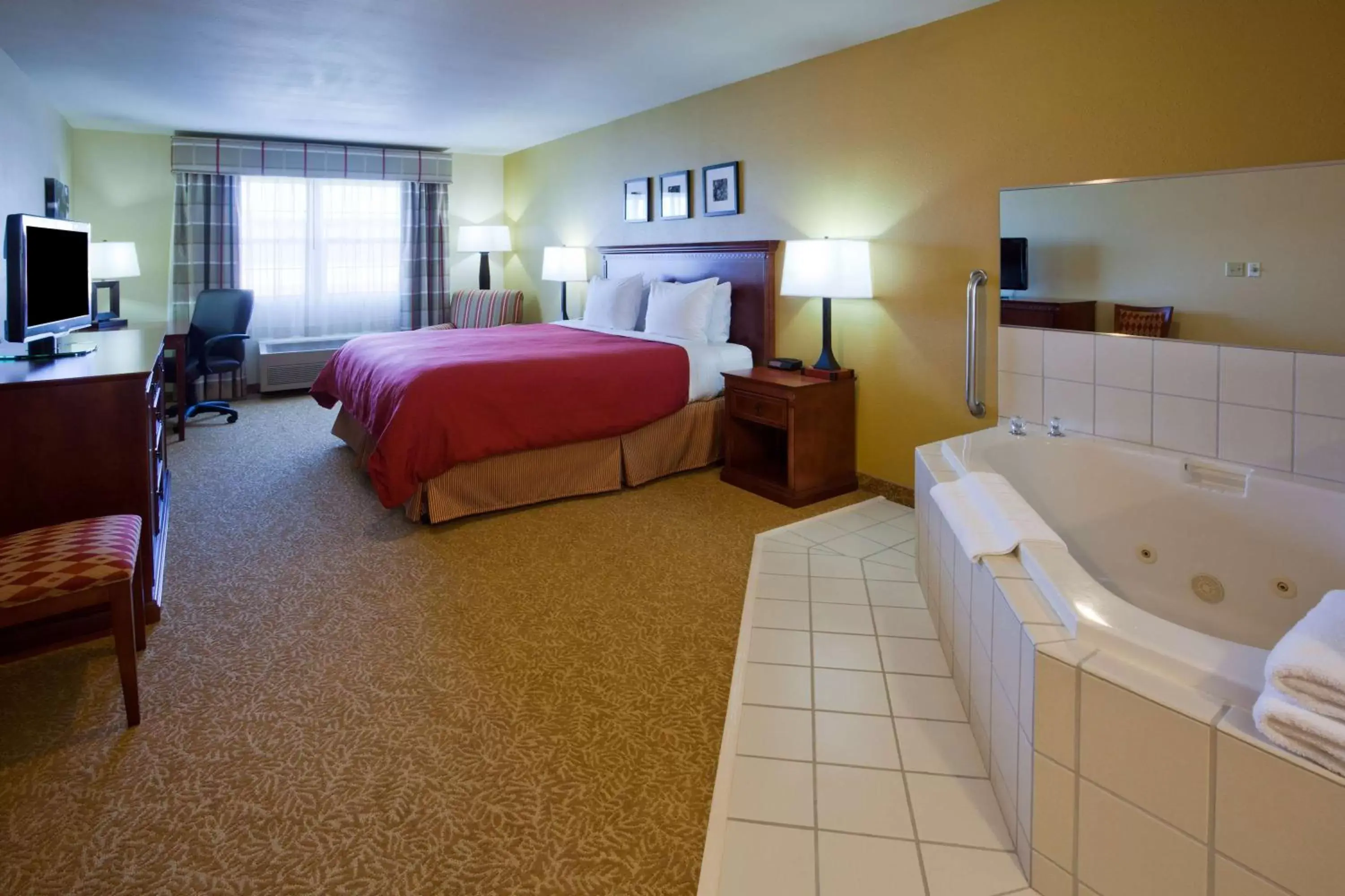 Photo of the whole room in Country Inn & Suites by Radisson, Dakota Dunes, SD