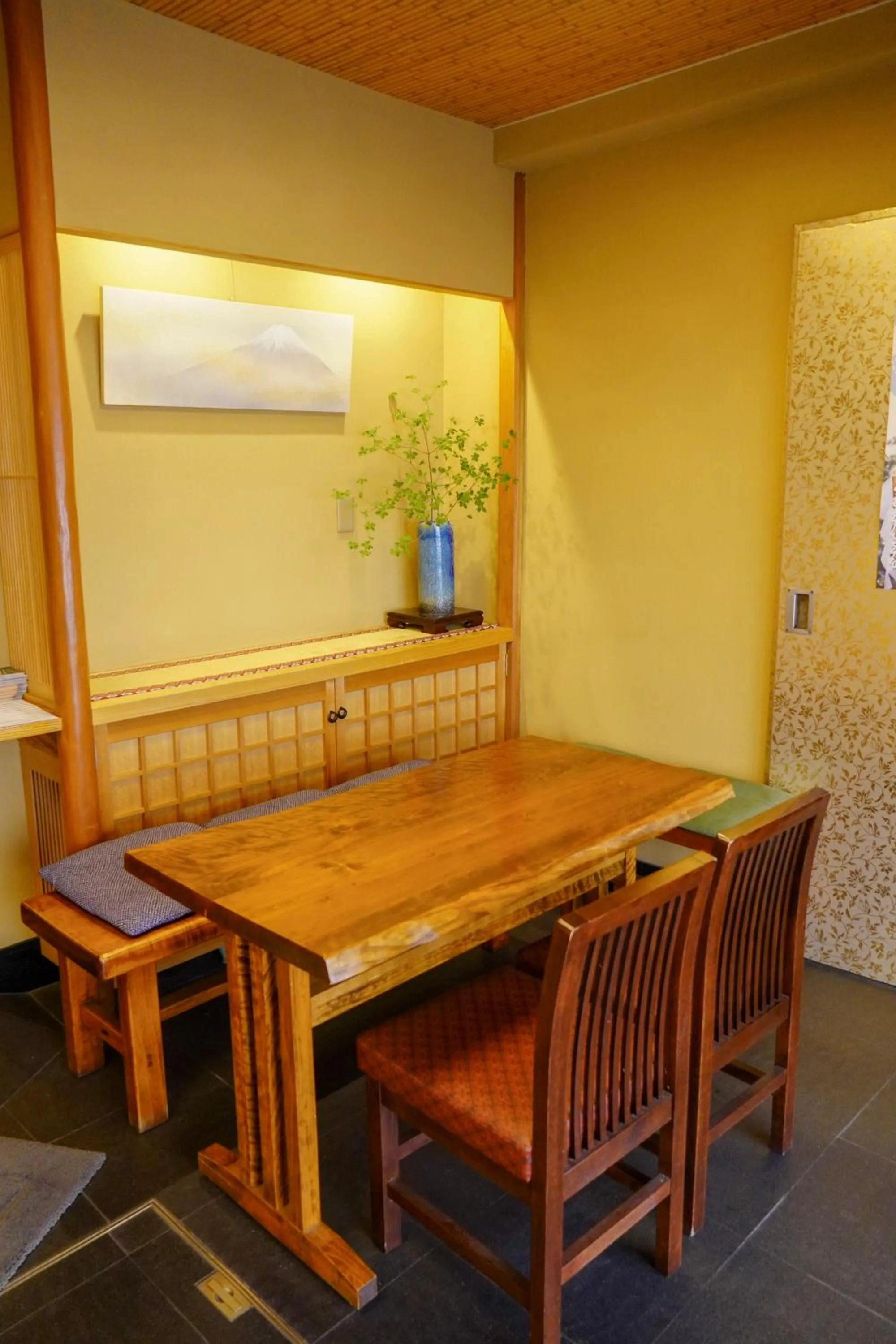 Communal lounge/ TV room in Ryokan Kamogawa Asakusa