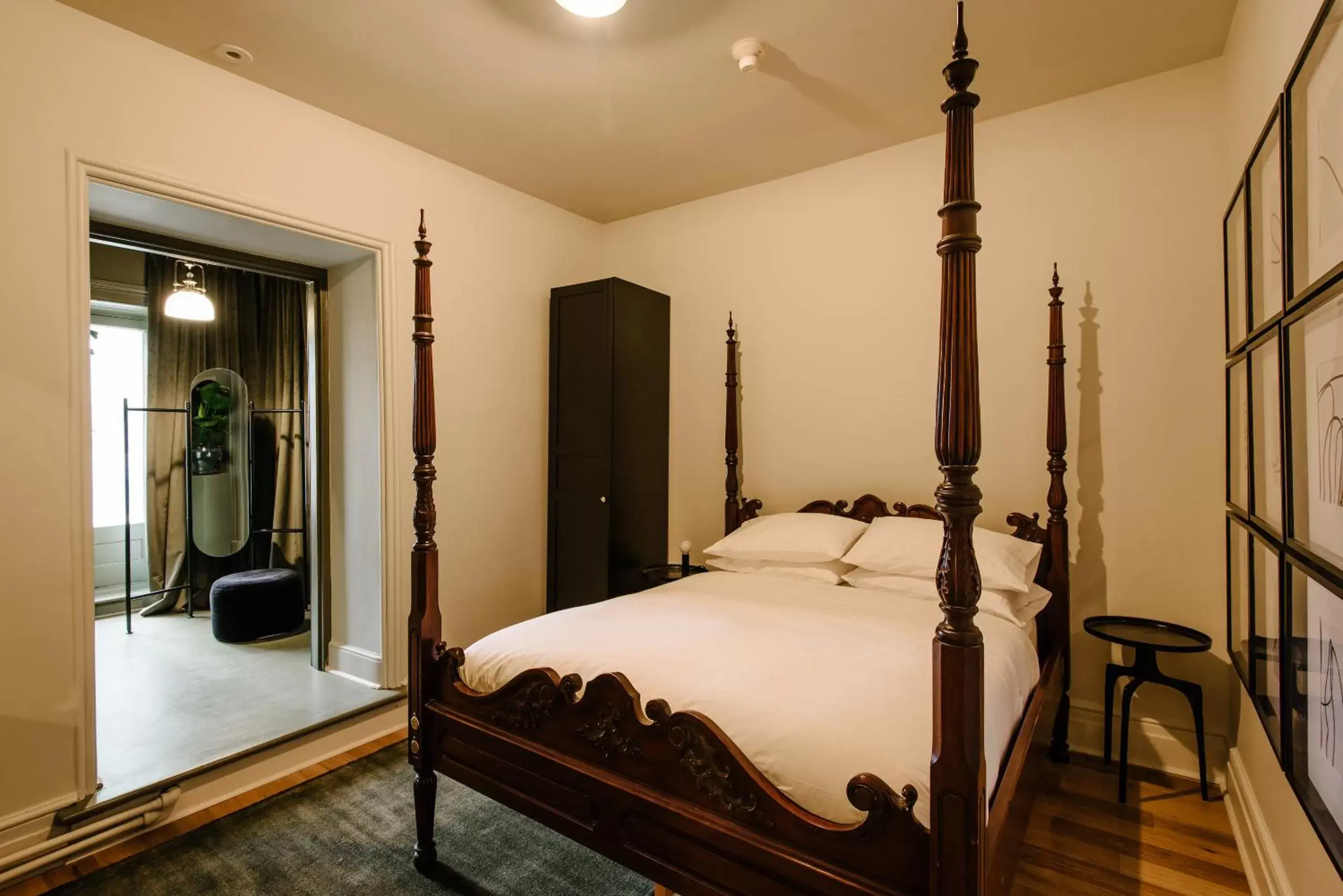 Deluxe Queen Room with Balcony in Rosemount Inn