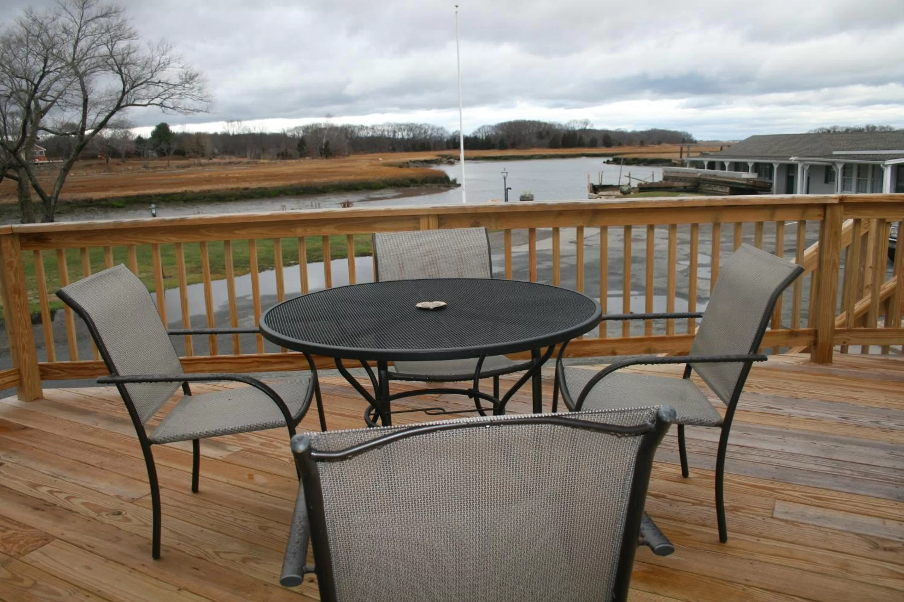 Balcony/Terrace in Shea's Riverside Inn & Motel