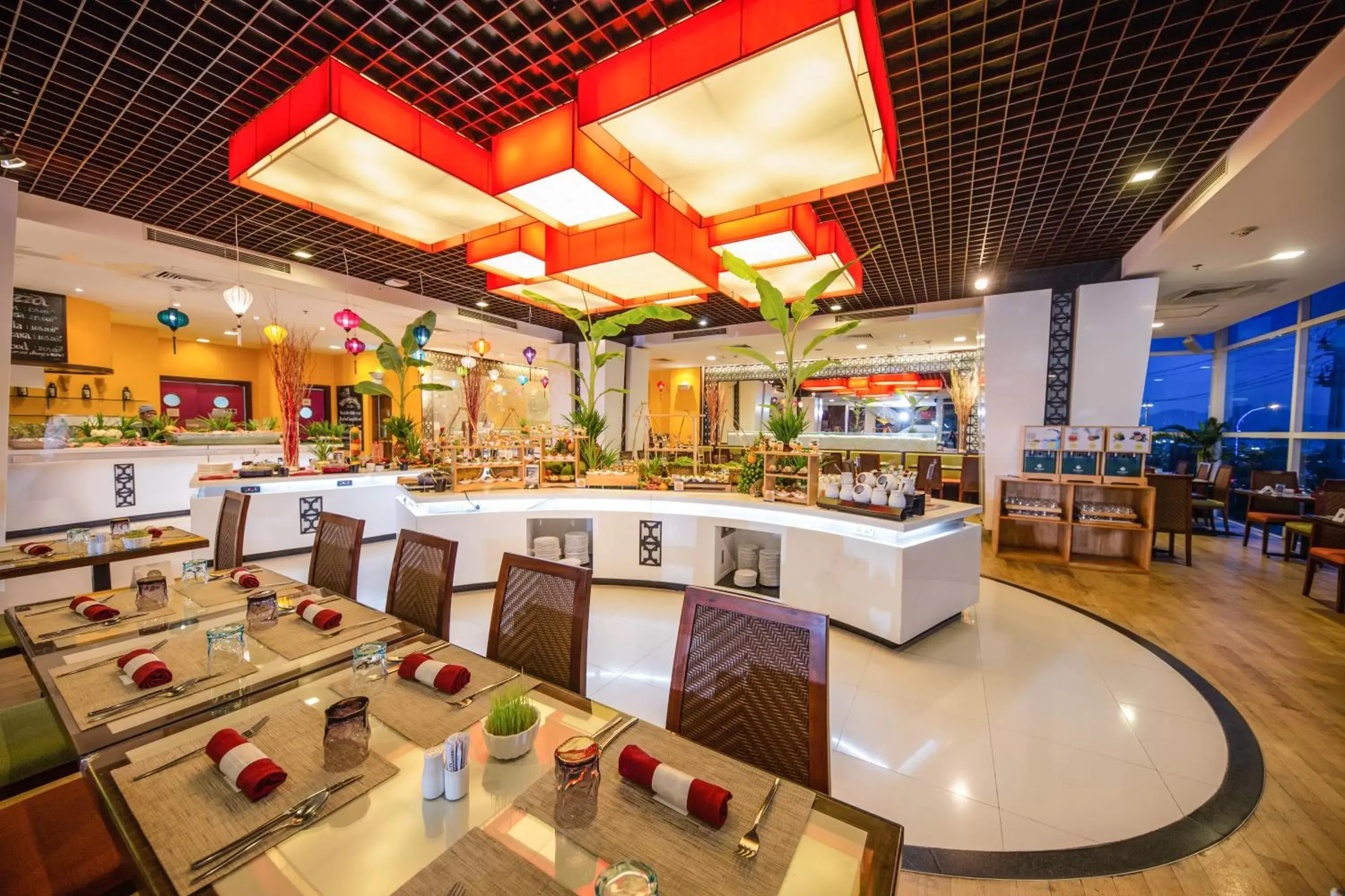 Restaurant/Places to Eat in Hotel Novotel Nha Trang