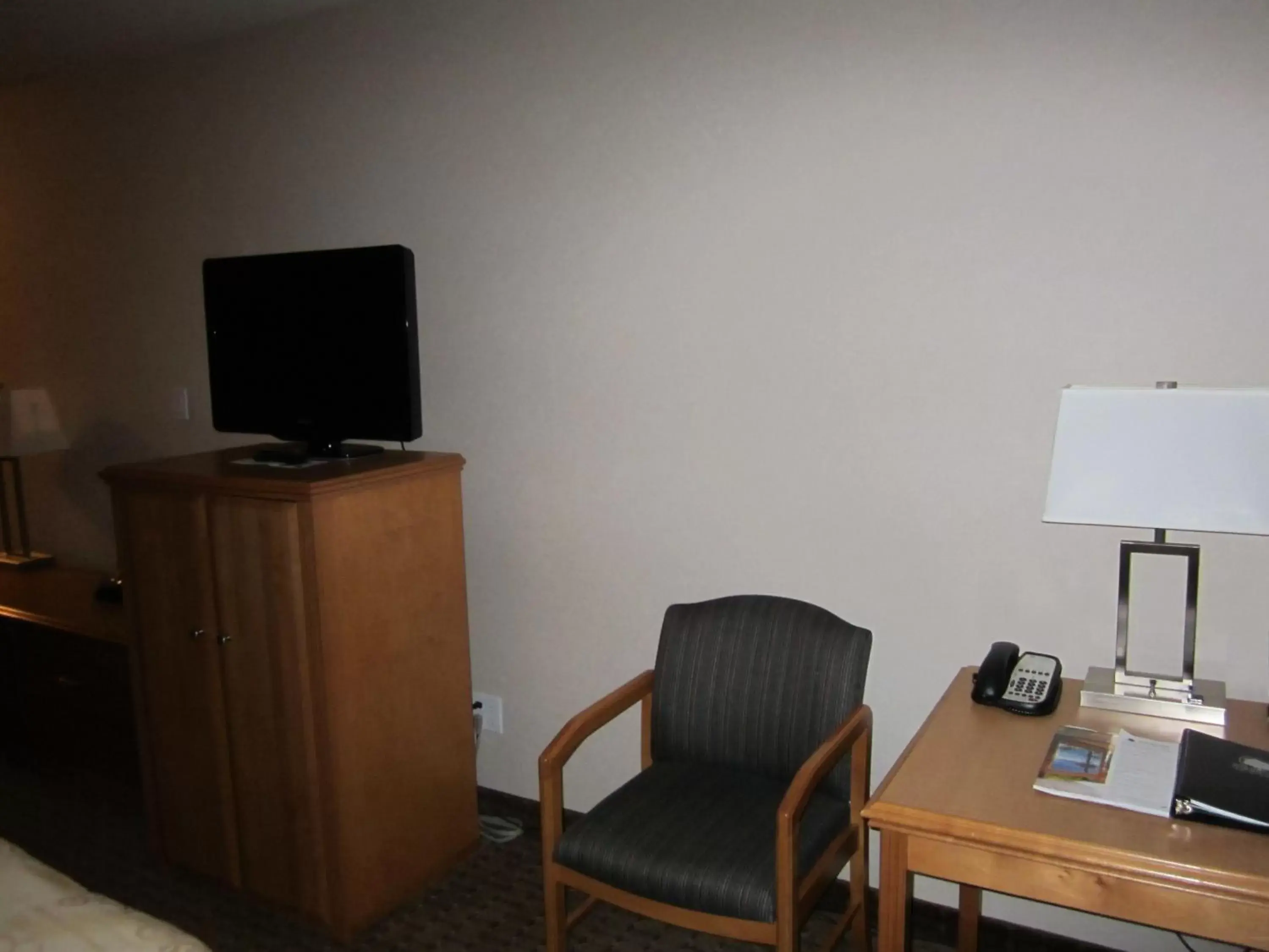 TV and multimedia, TV/Entertainment Center in Woodlands Inn & Suites