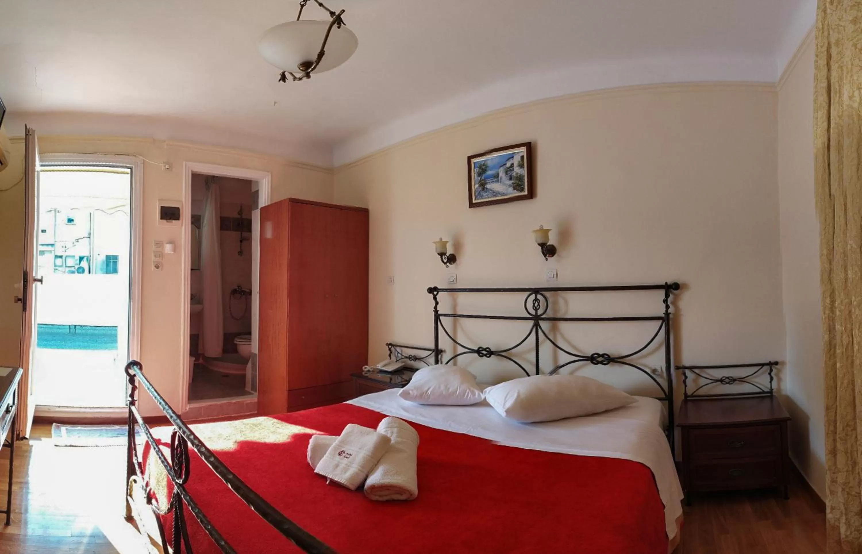 Photo of the whole room, Bed in Cecil Hotel