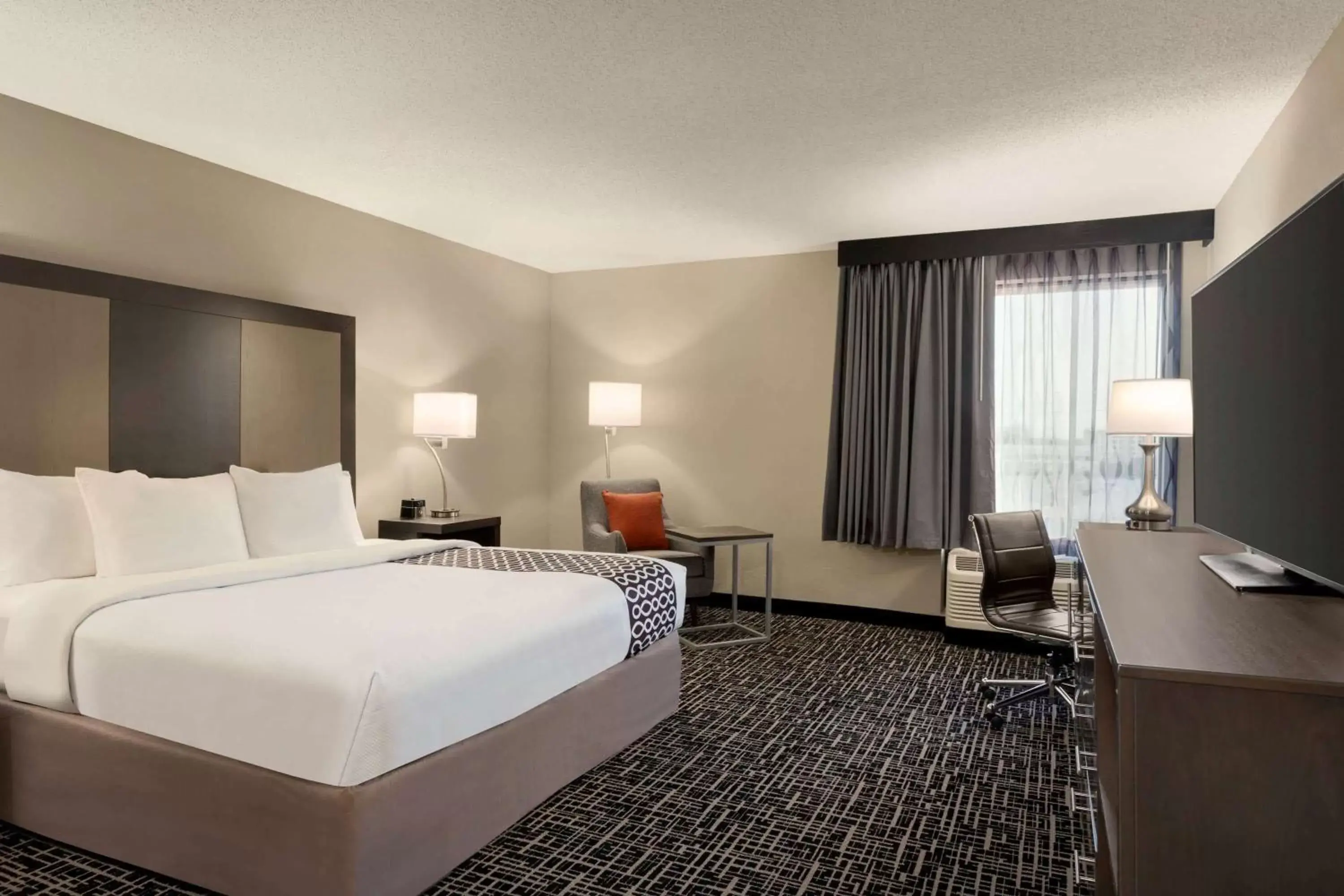 Photo of the whole room, Bed in La Quinta Inn & Suites by Wyndham St Louis Route 66