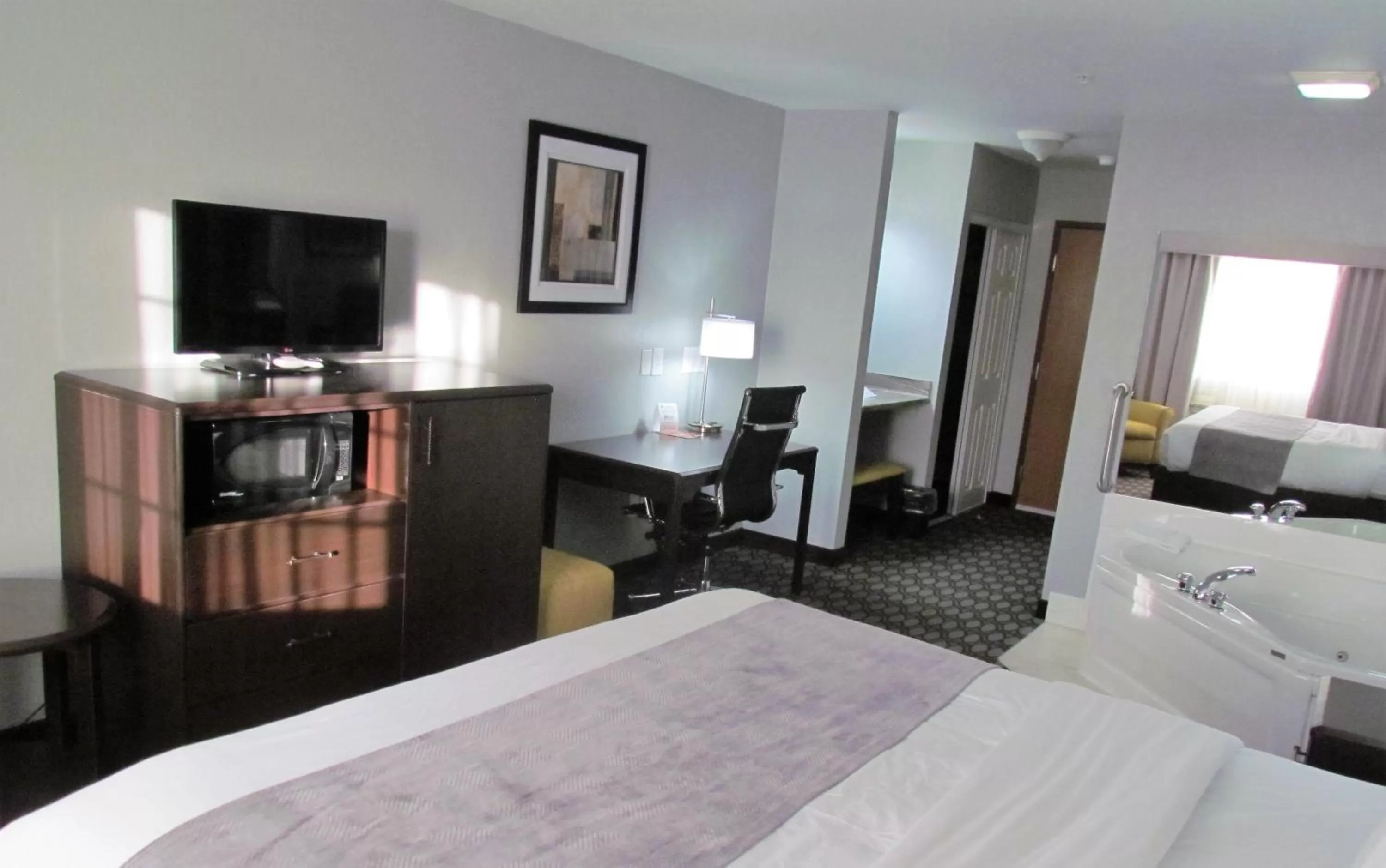 Hot Tub, Bed in Oak Hill Inn & Suites