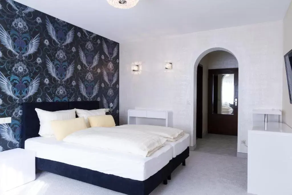 Bedroom, Bed in Hotel Hellers Twenty Four I -24h-Check-In- Bedroom, Bed in Hotel Hellers Twenty Four I -24h-Check-In-