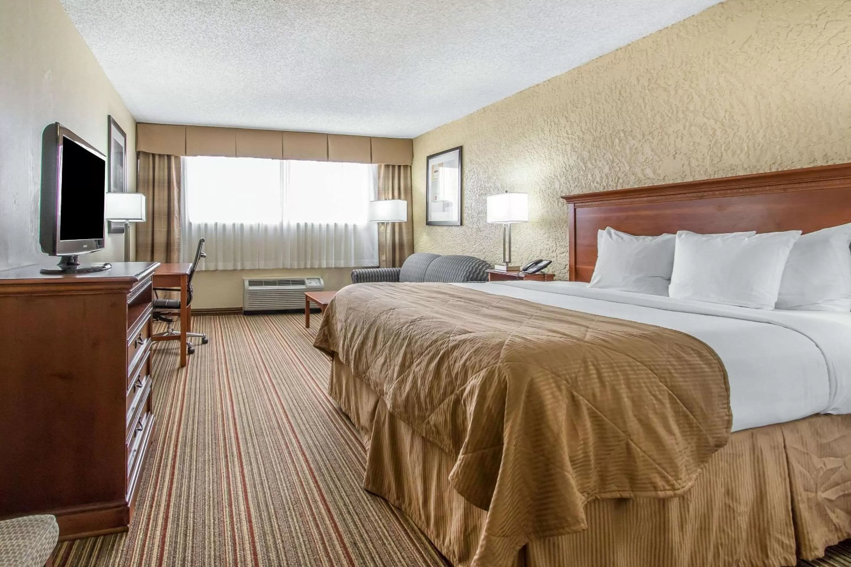 Photo of the whole room, Bed in Clarion Hotel Broken Arrow - Tulsa