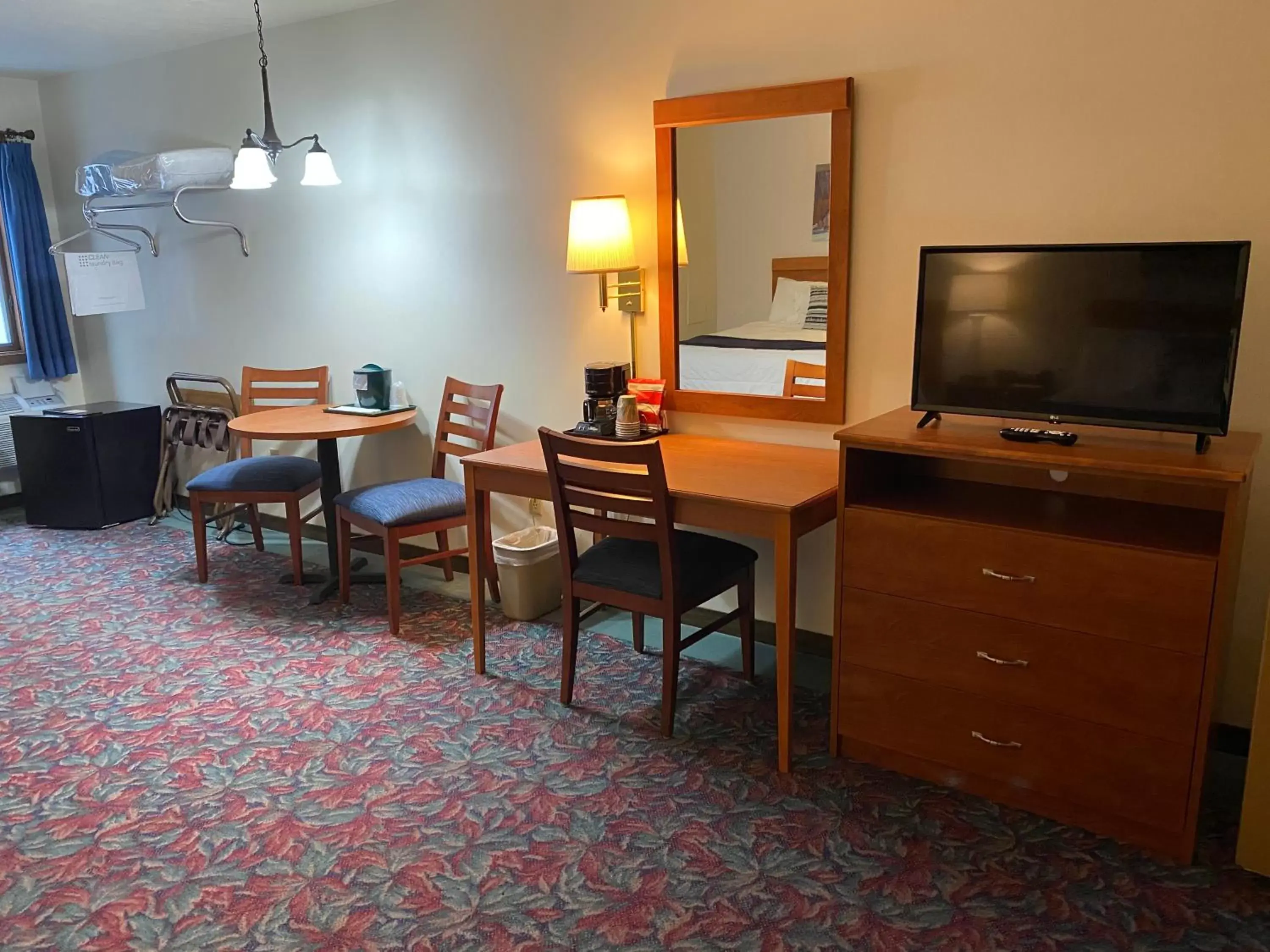 TV/Entertainment Center in Cedar Motor Inn