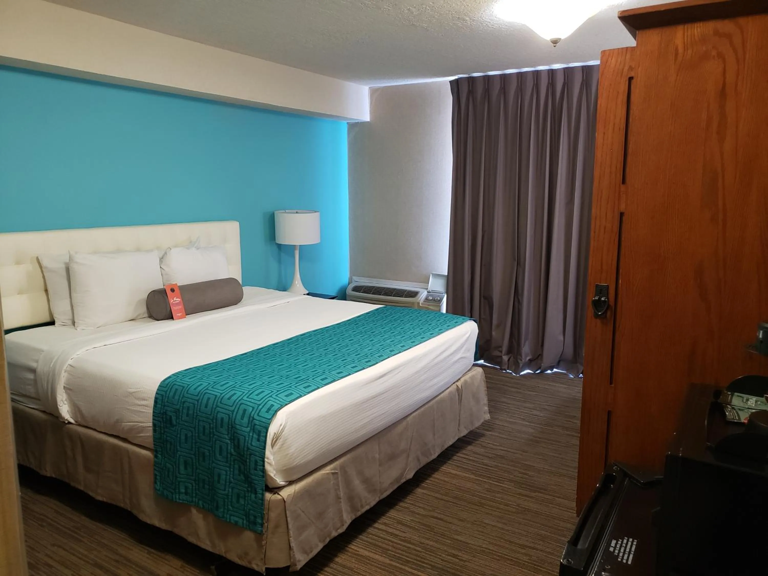 Bed in Howard Johnson by Wyndham Albuquerque Midtown