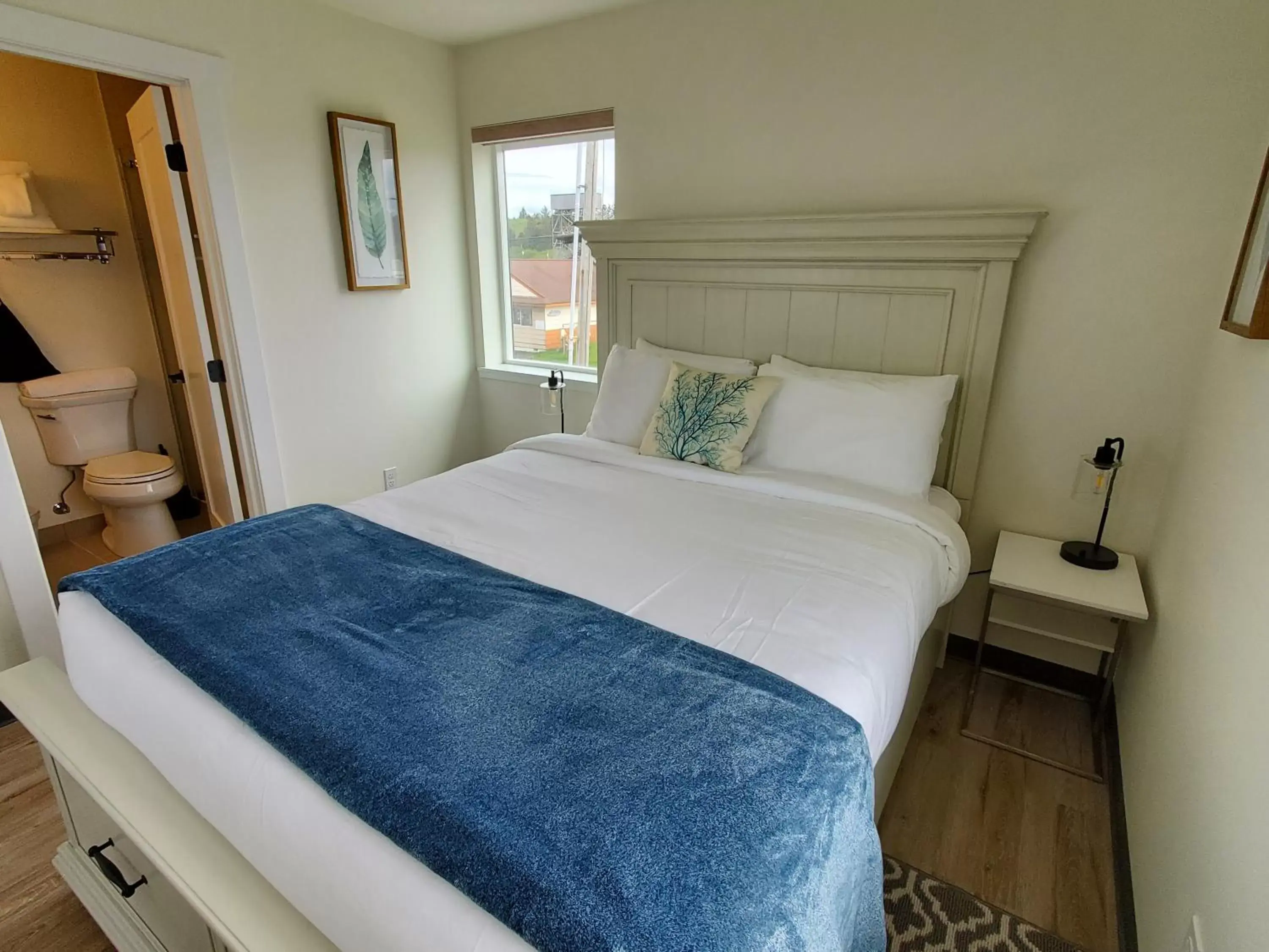 Shower, Bed in Moonstone Beach Motel