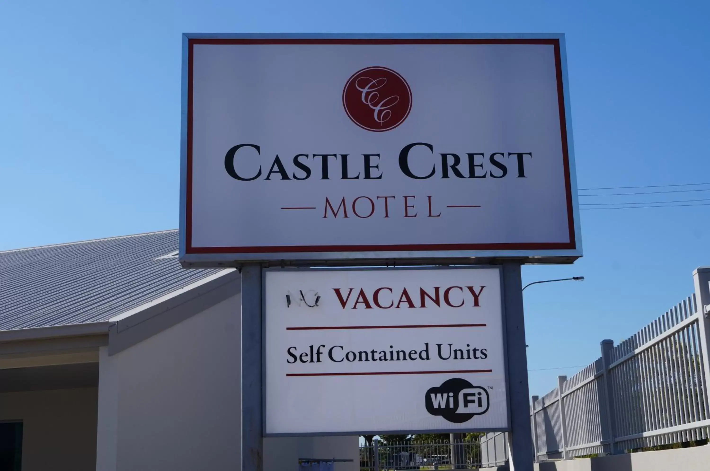 Facade/entrance in Castle Crest Motel