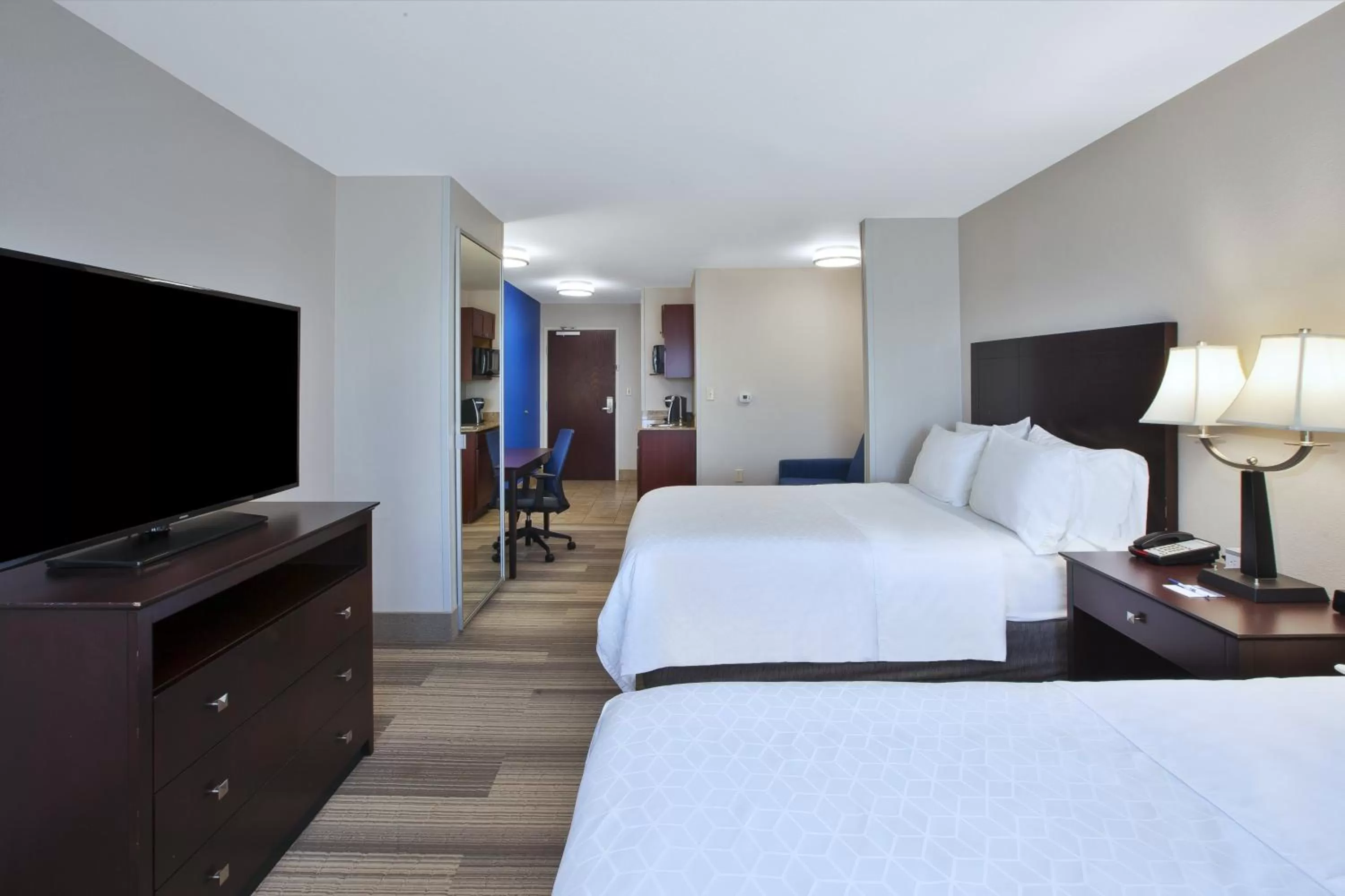 Photo of the whole room, Bed in Holiday Inn Express Niles by IHG