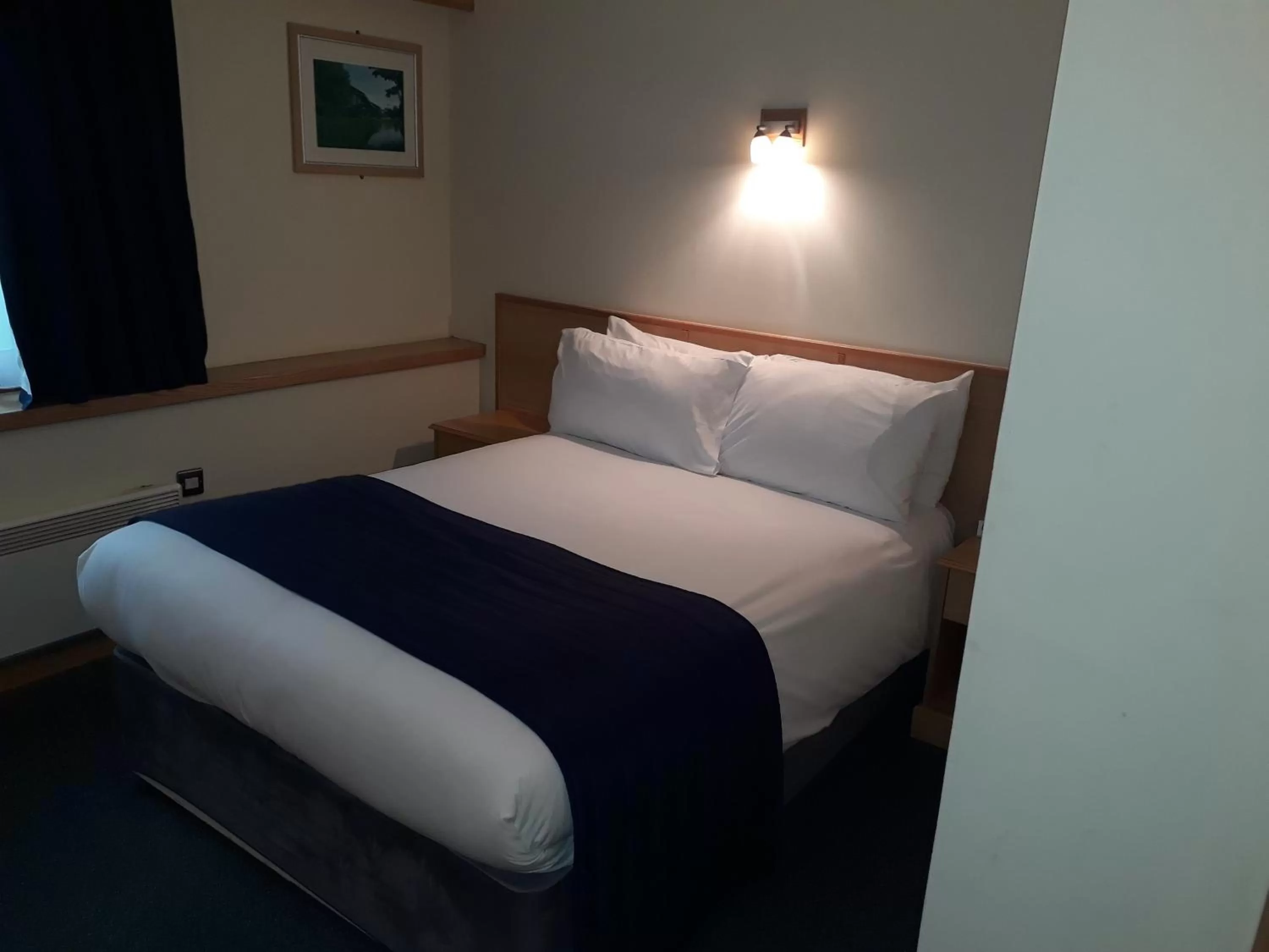 Shower, Bed in Weald of Kent Golf Course and Hotel