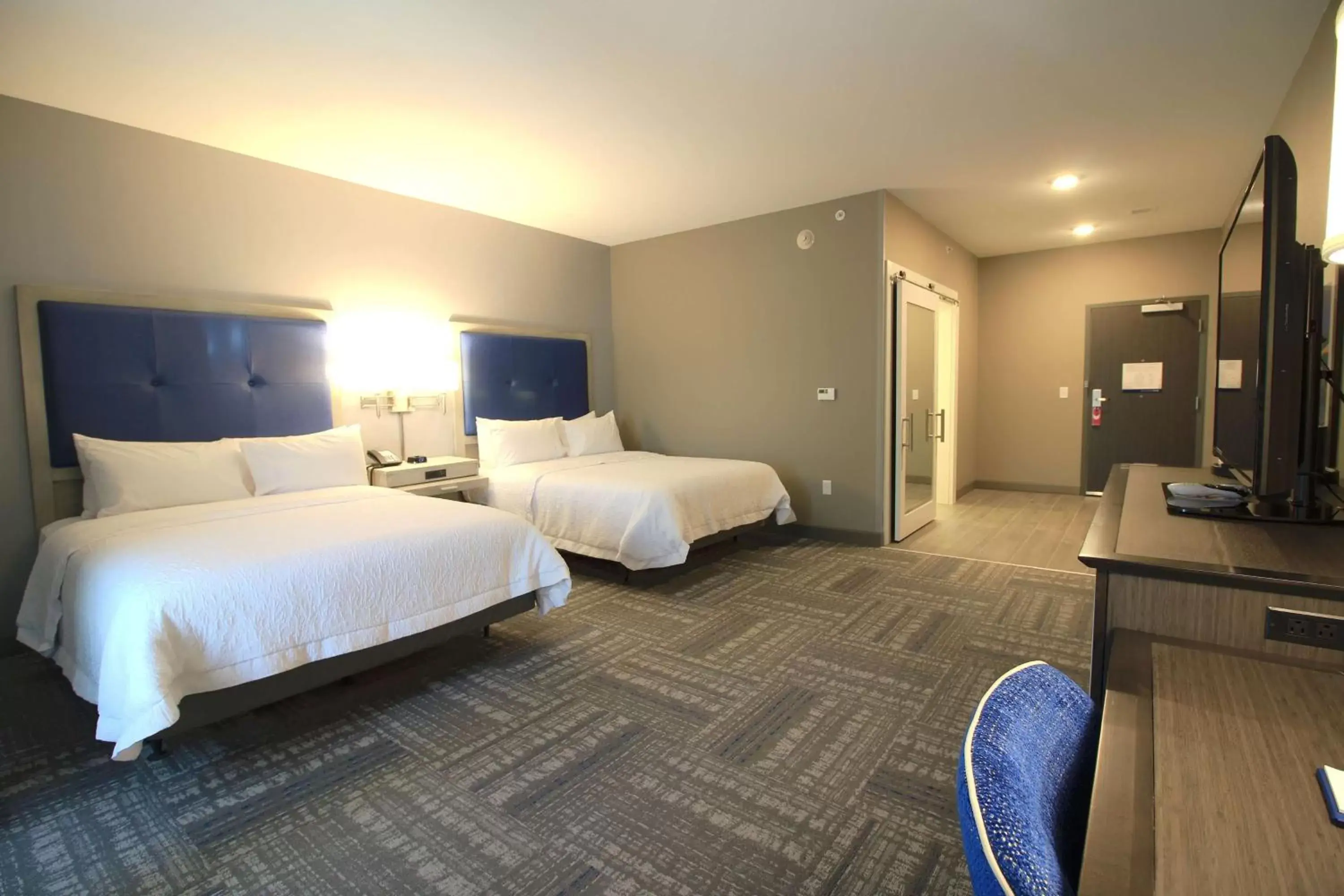 Bedroom, Bed in Hampton Inn West Plains