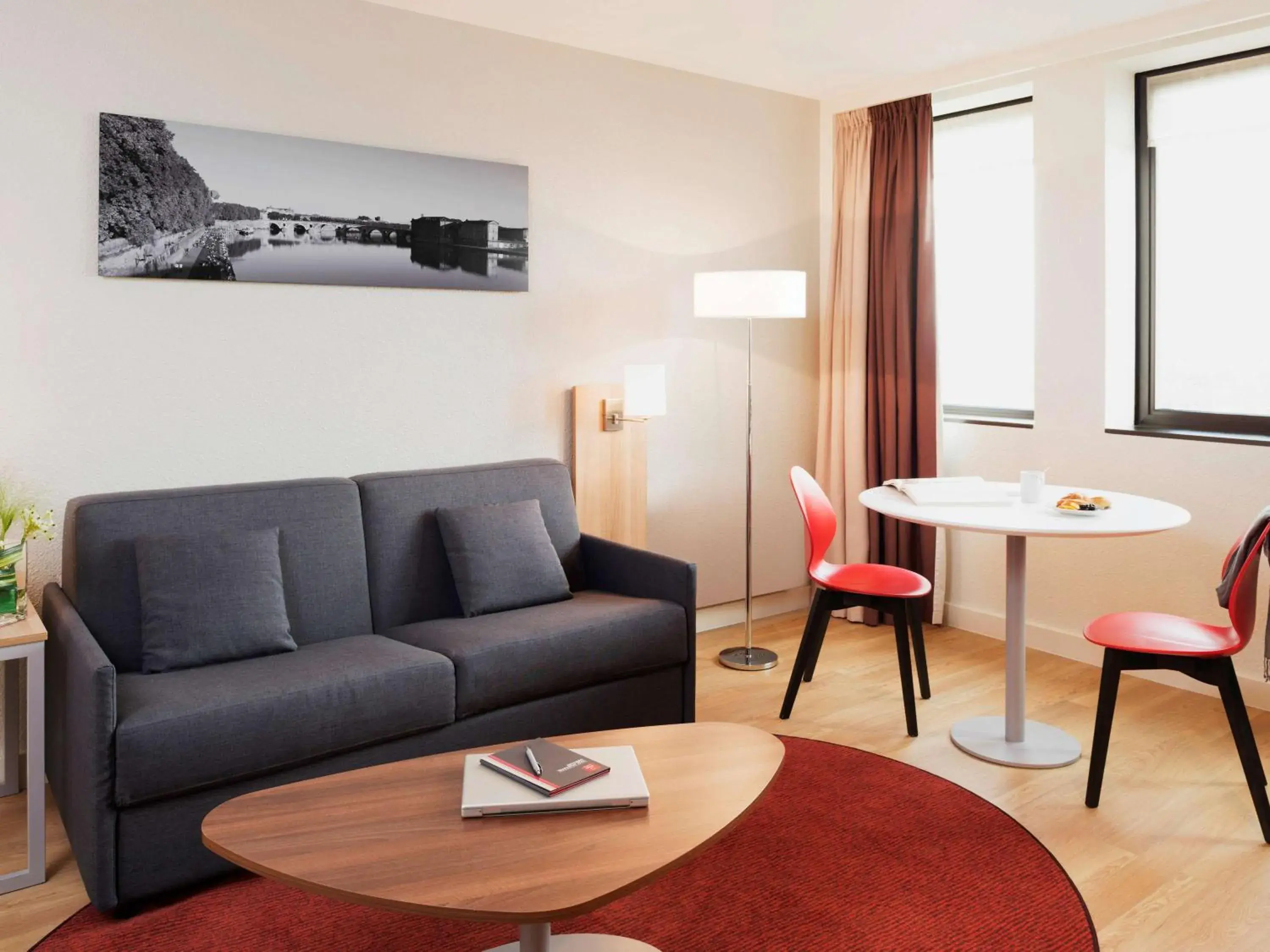 Photo of the whole room, Seating Area in Aparthotel Adagio Toulouse Centre Ramblas