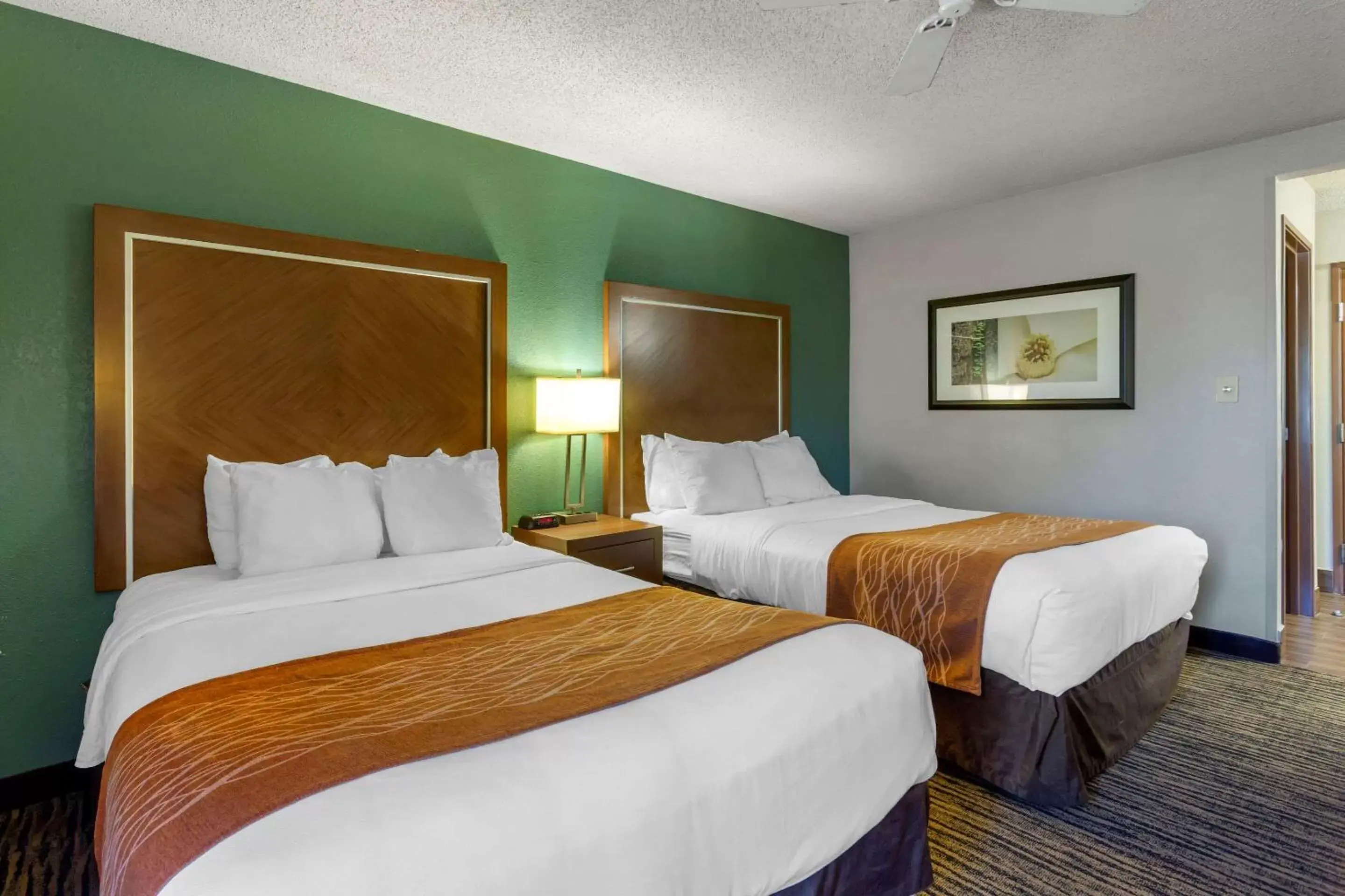 Photo of the whole room, Bed in Comfort Inn West Valley - Salt Lake City South