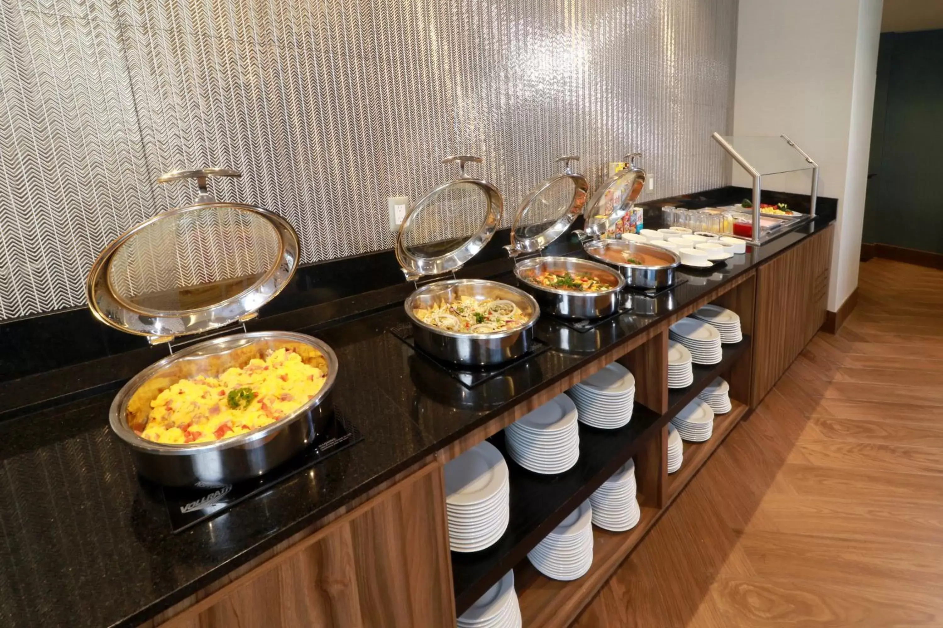 Breakfast, Food in Holiday Inn & Suites - Monterrey Apodaca Zona Airport, an IHG Hotel