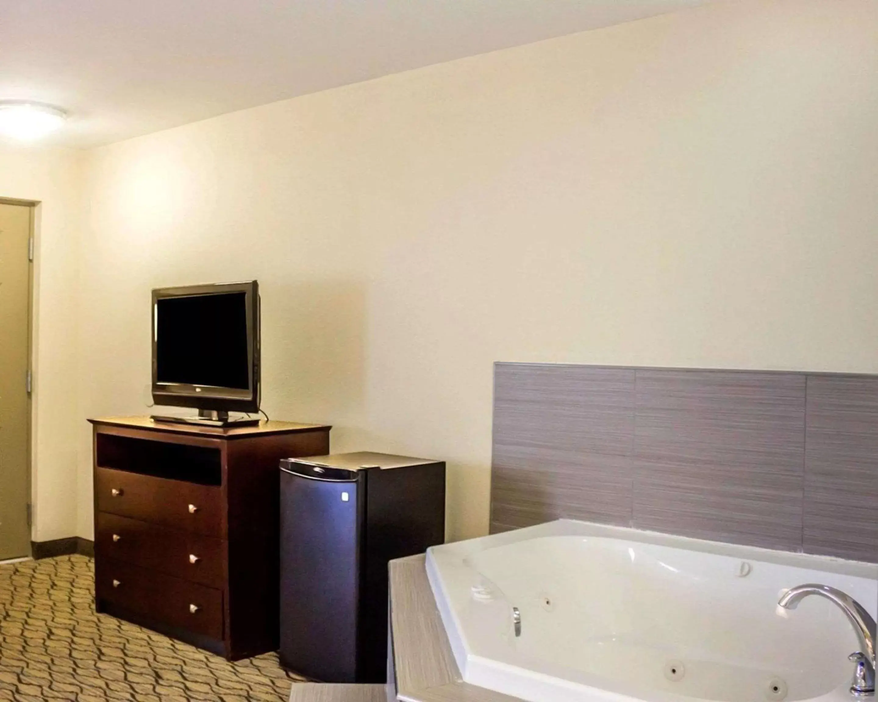 Photo of the whole room, TV/Entertainment Center in Quality Inn Waterbury