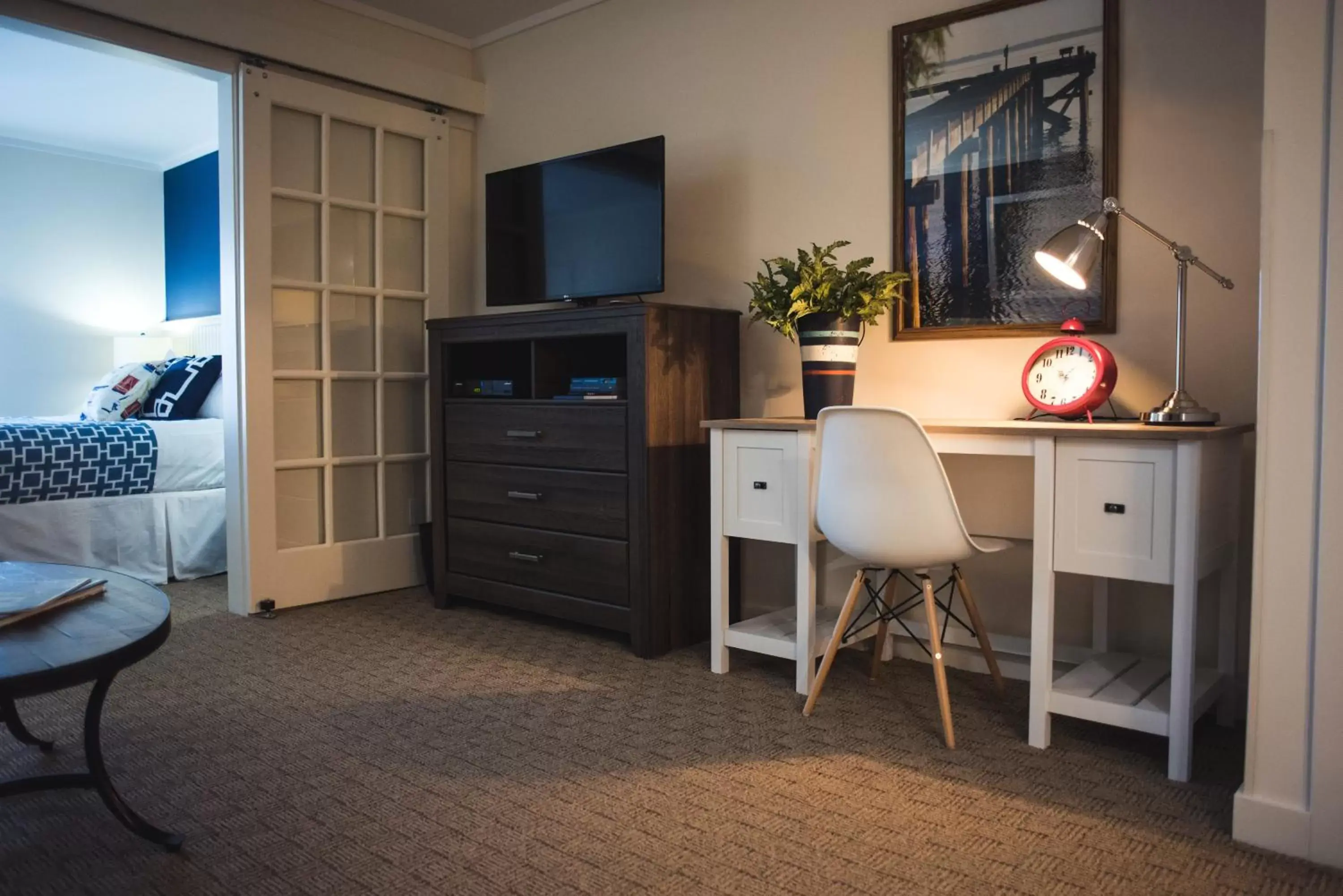 Bedroom, TV/Entertainment Center in Circle Hotel Fairfield