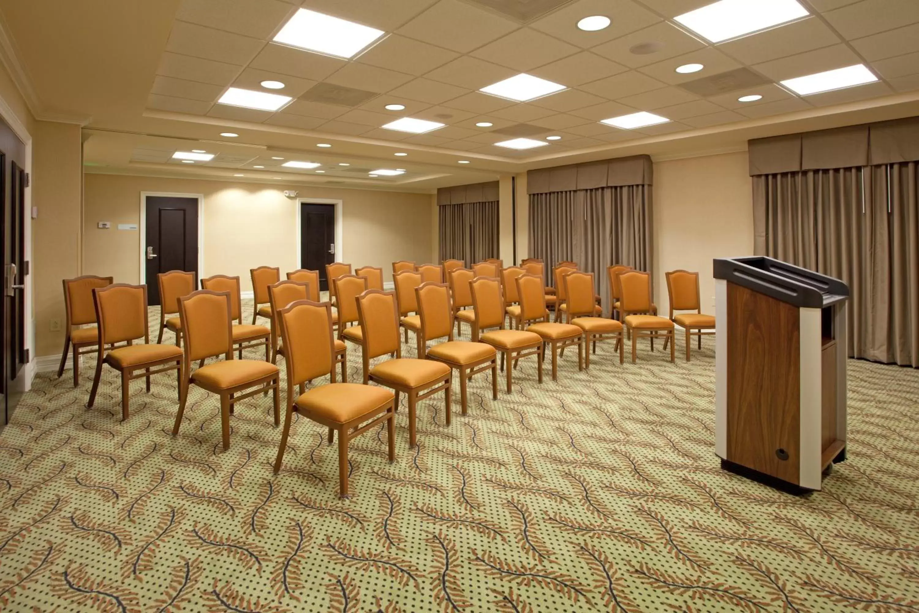 Meeting/conference room in Holiday Inn Express and Suites Newberry, an IHG Hotel