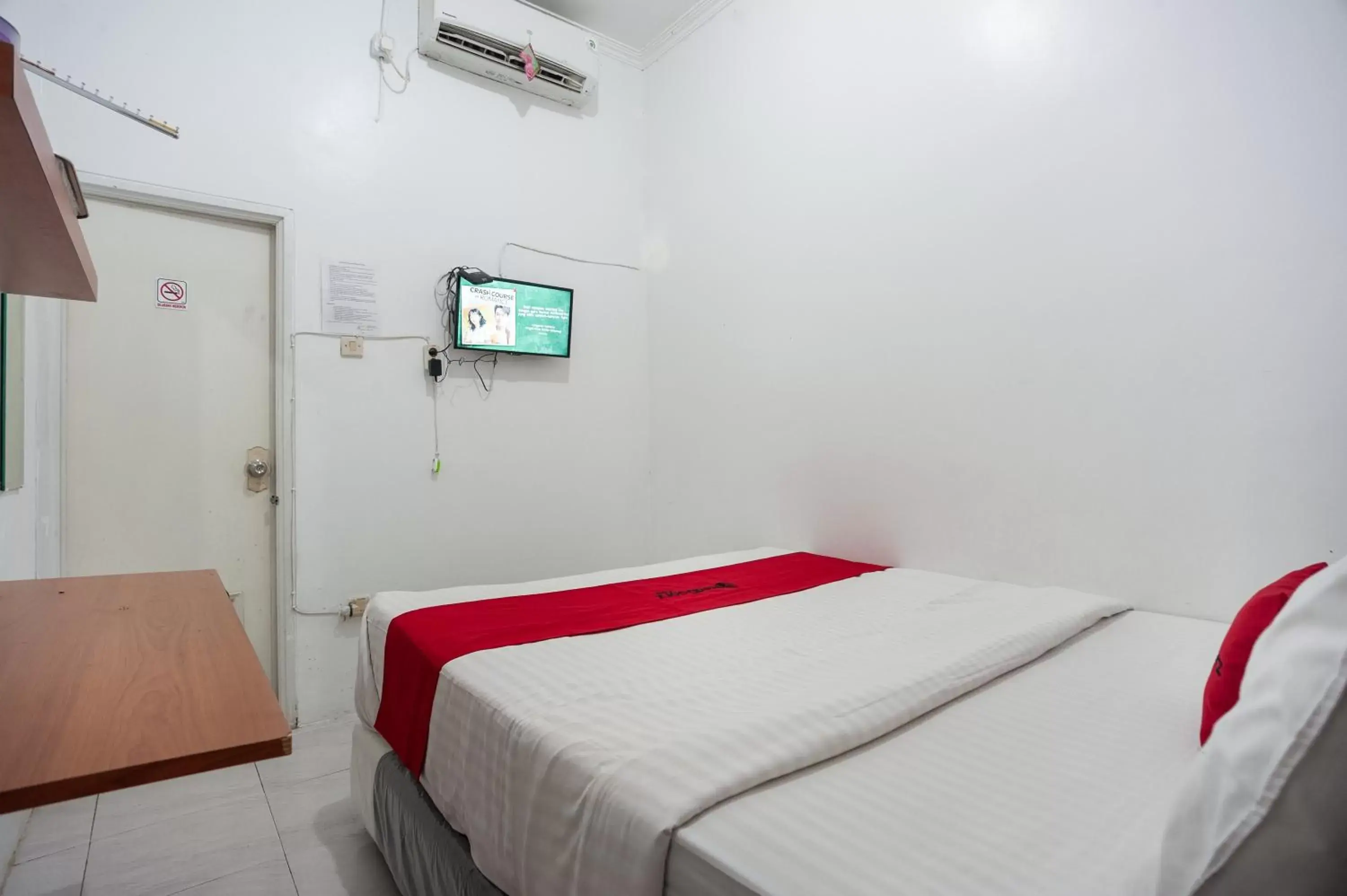 Bed in RedDoorz Syariah near PGC Cililitan Bed in RedDoorz Syariah near PGC Cililitan