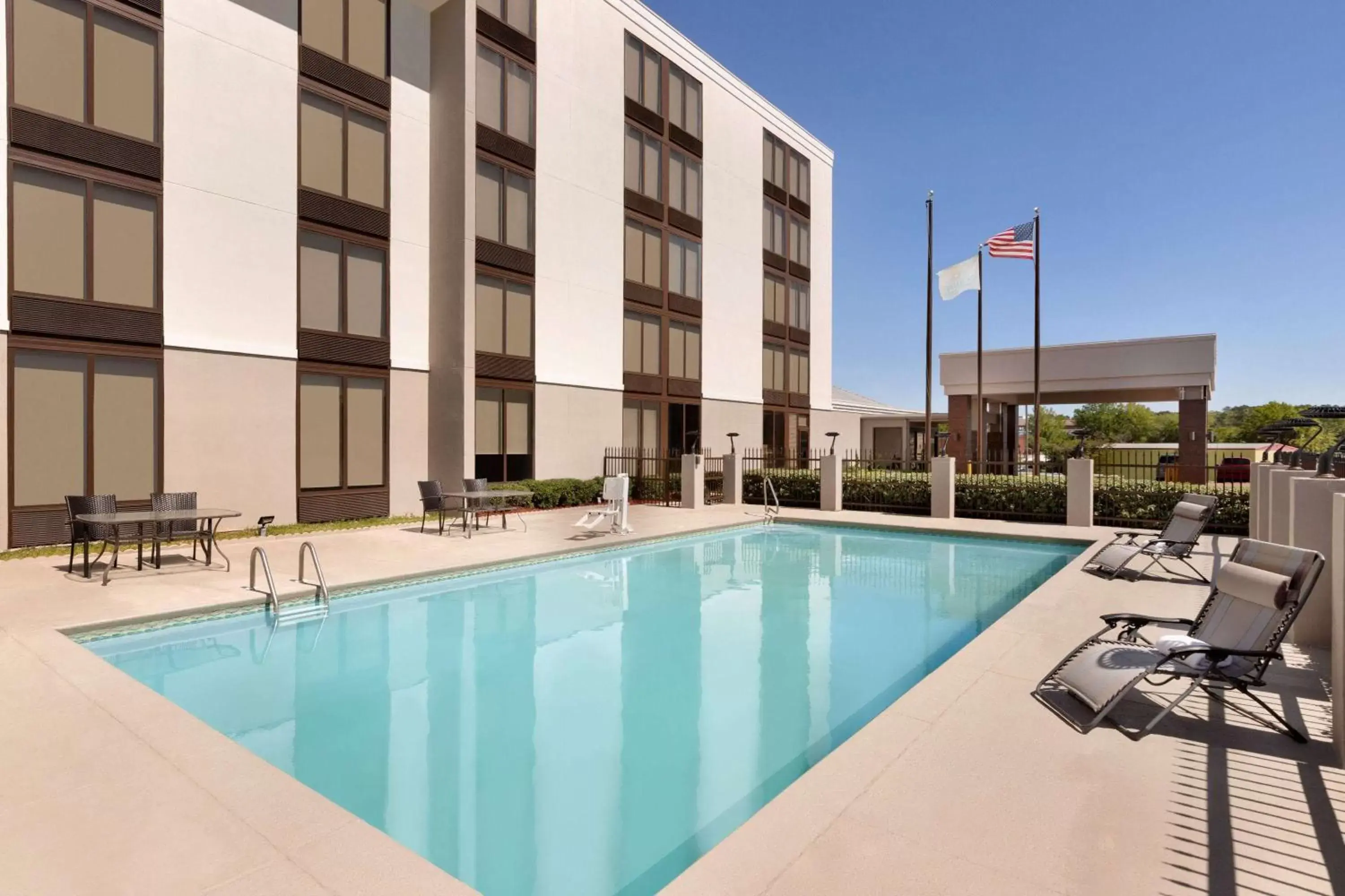 Property building, Swimming Pool in La Quinta Inn & Suites by Wyndham Dothan