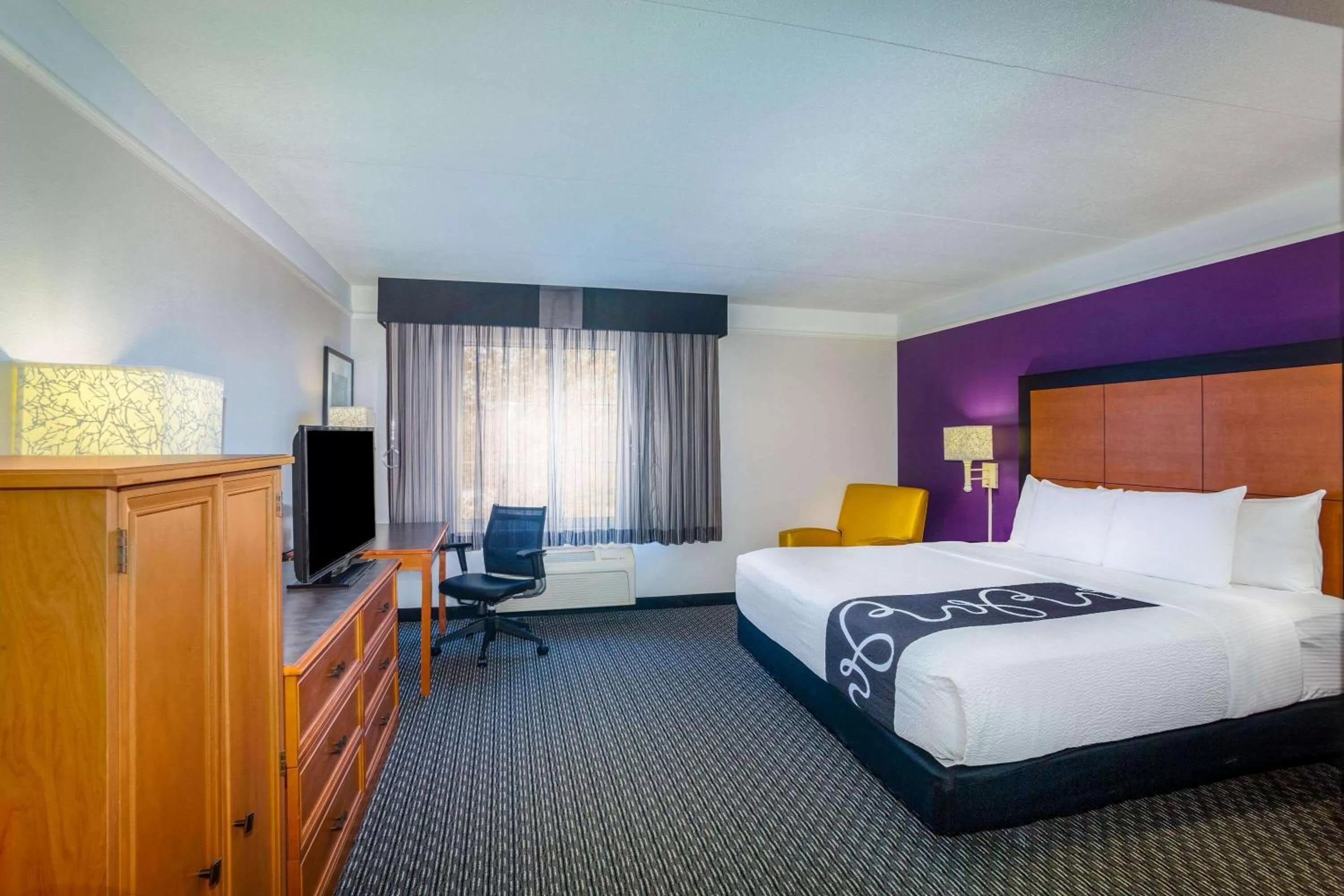 Photo of the whole room, Bed in La Quinta by Wyndham St. Louis Westport