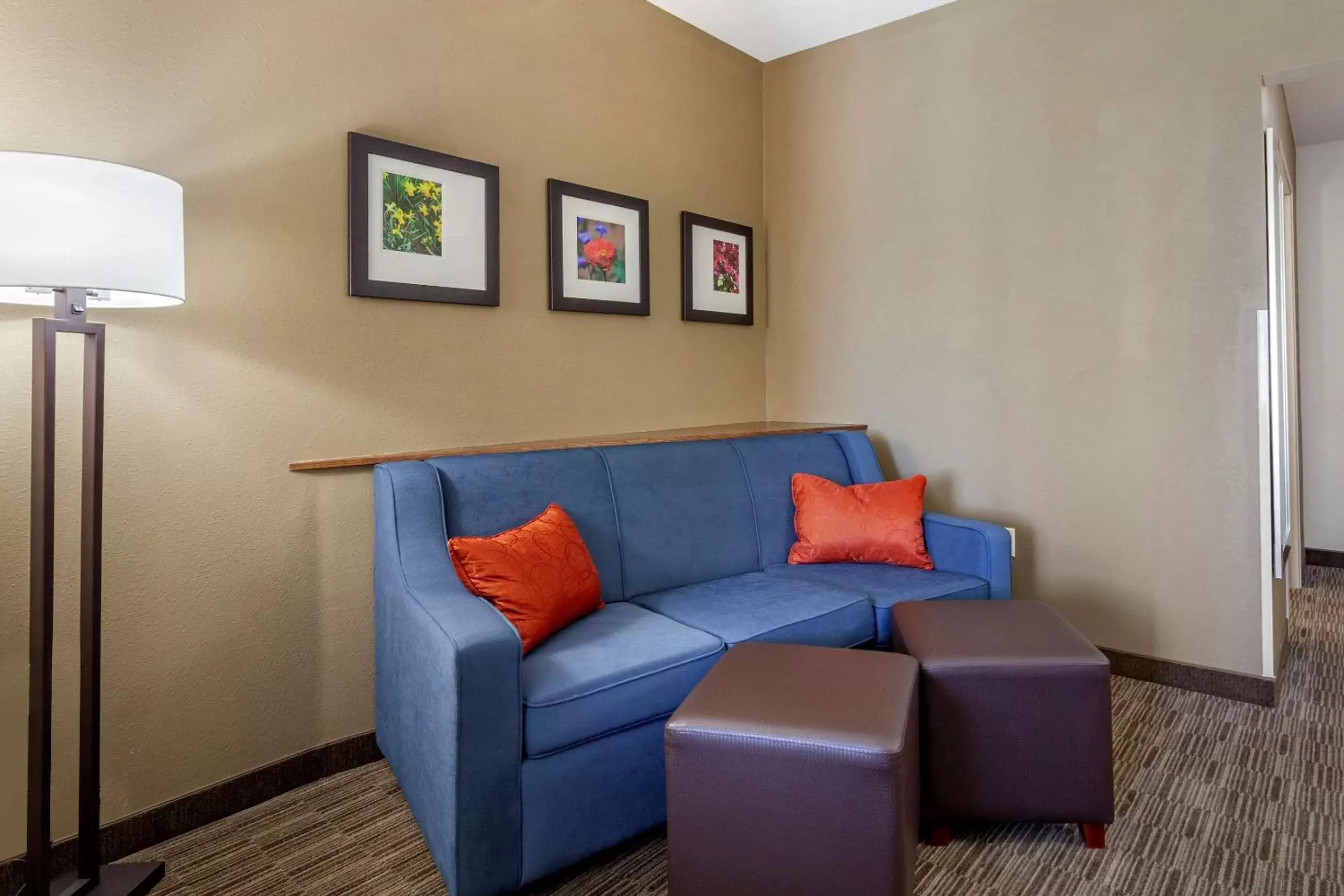 Bedroom, Seating Area in Comfort Suites Oshkosh