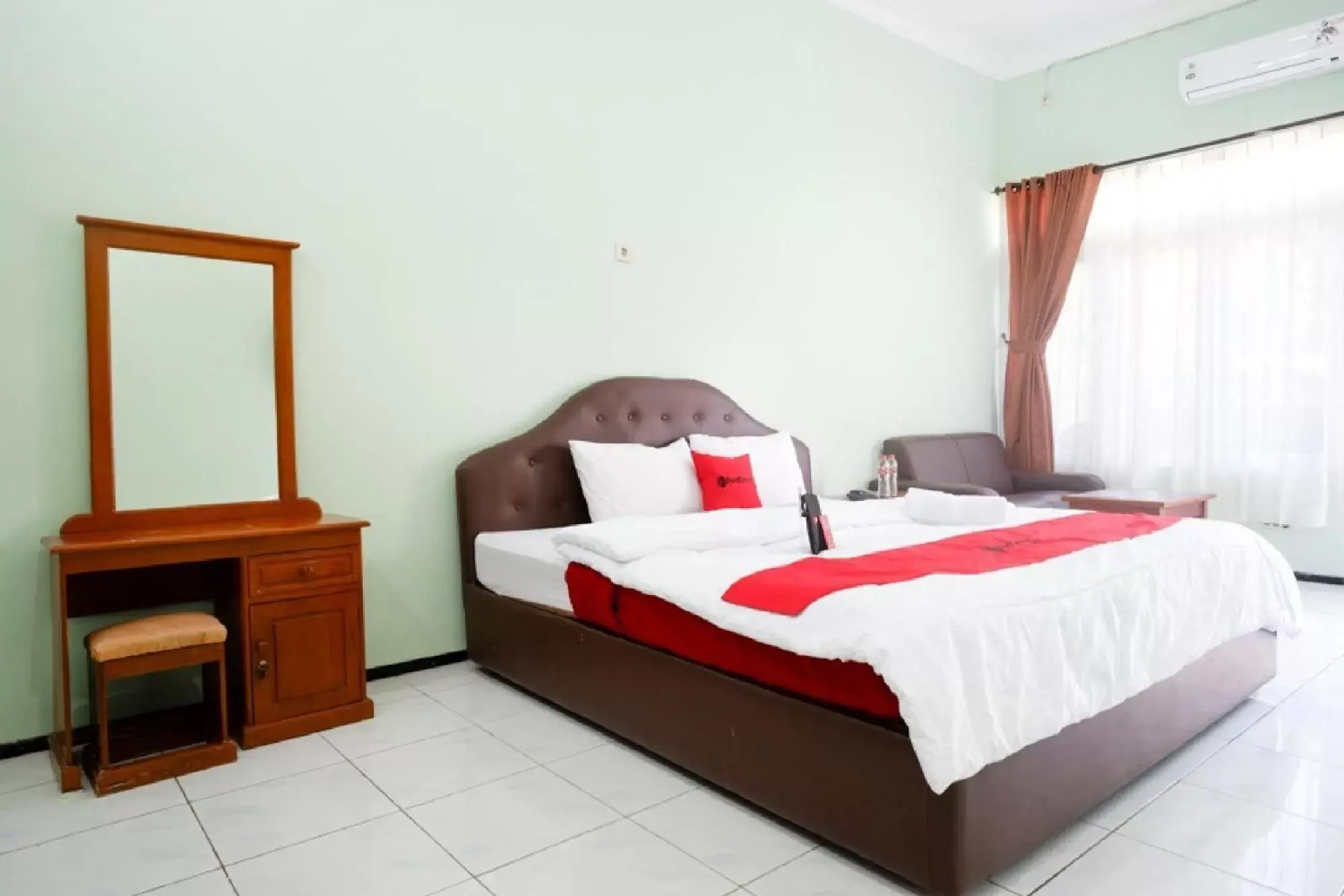 Bed in RedDoorz Plus near Stadion Wijaya Kusuma Bed in RedDoorz Plus near Stadion Wijaya Kusuma