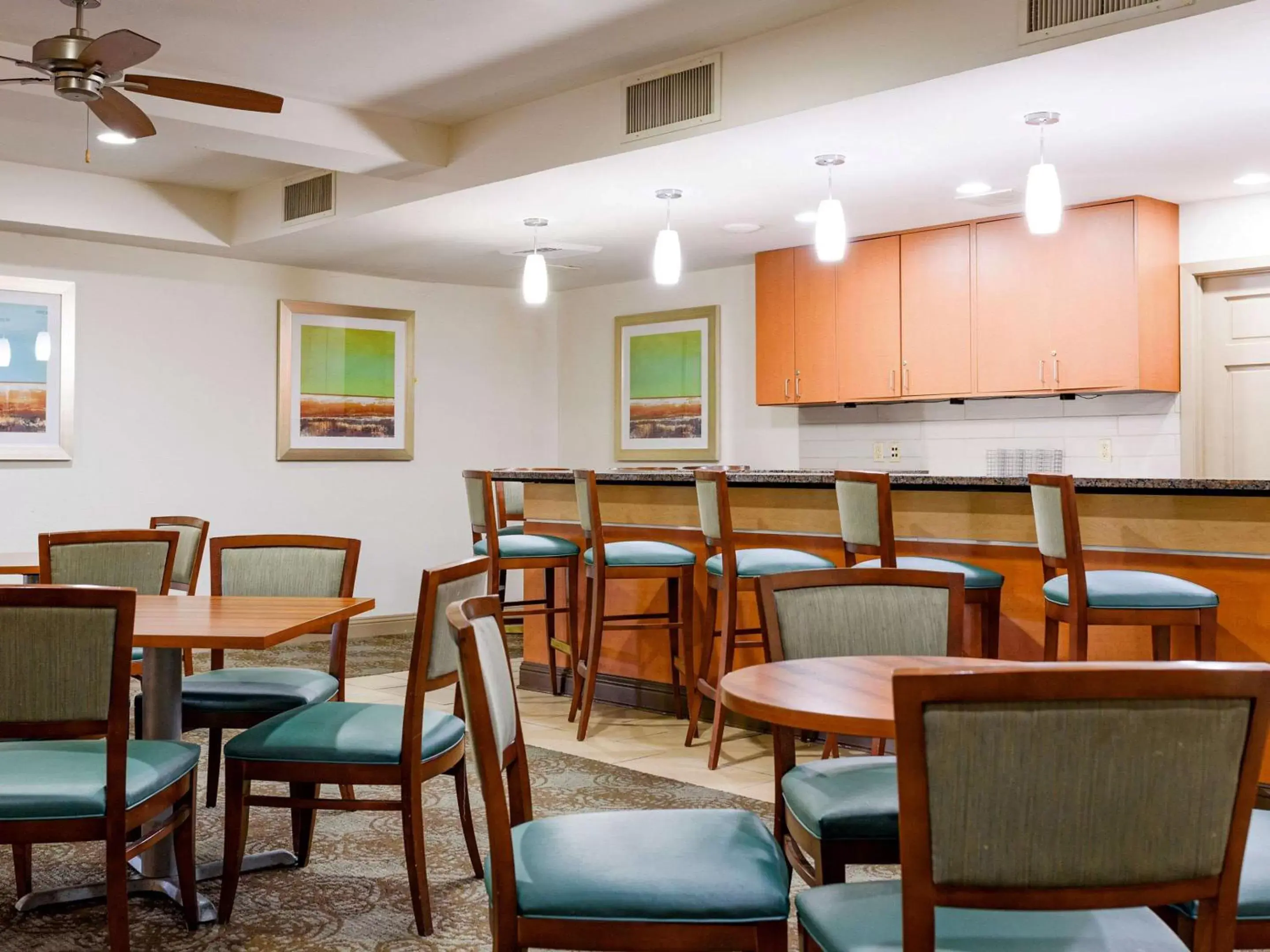 Restaurant/Places to Eat in Comfort Suites Medical District near Mall of Louisiana