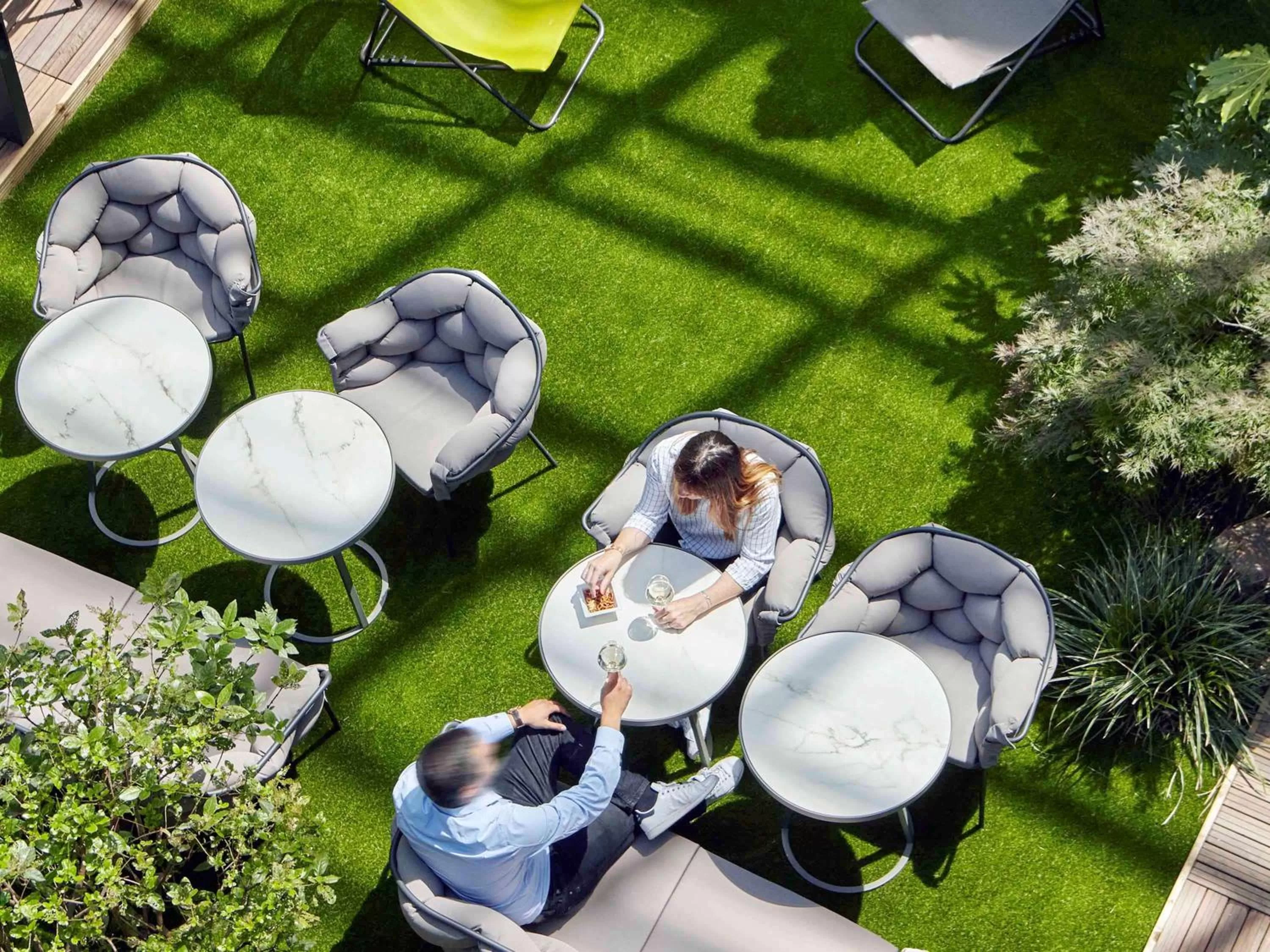 Restaurant/places to eat in Mercure Paris la Défense Grande Arche