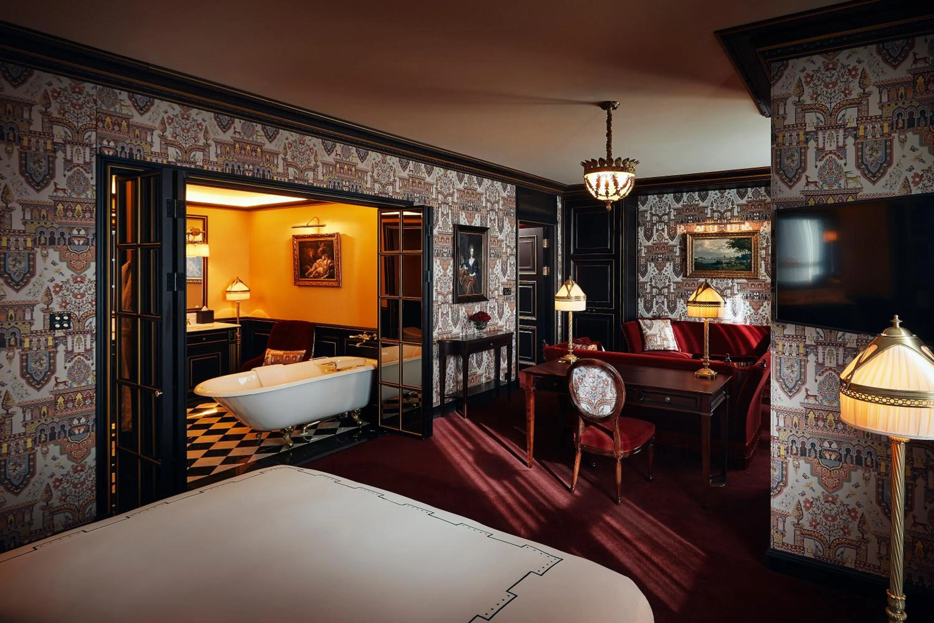 Communal lounge/ TV room in L'Escape Hotel