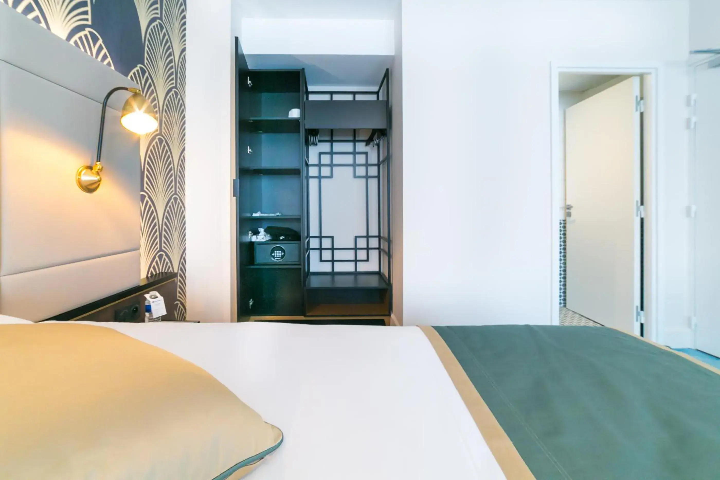 Photo of the whole room, Bed in Best Western Hotel Journel Saint-Laurent-du-Var