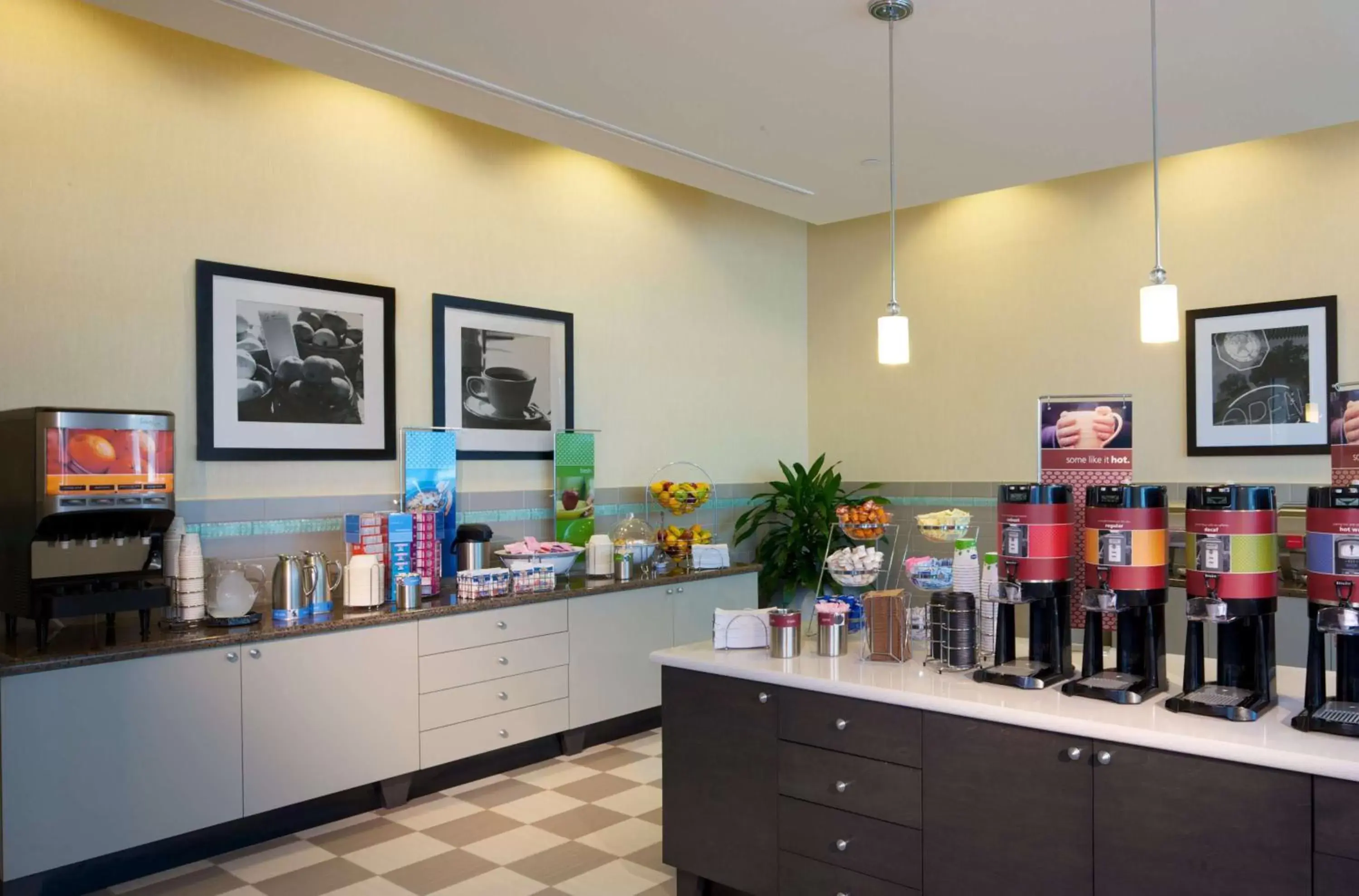 Dining area, Kitchen/Kitchenette in Hampton Inn & Suites by Hilton Miami Downtown/Brickell