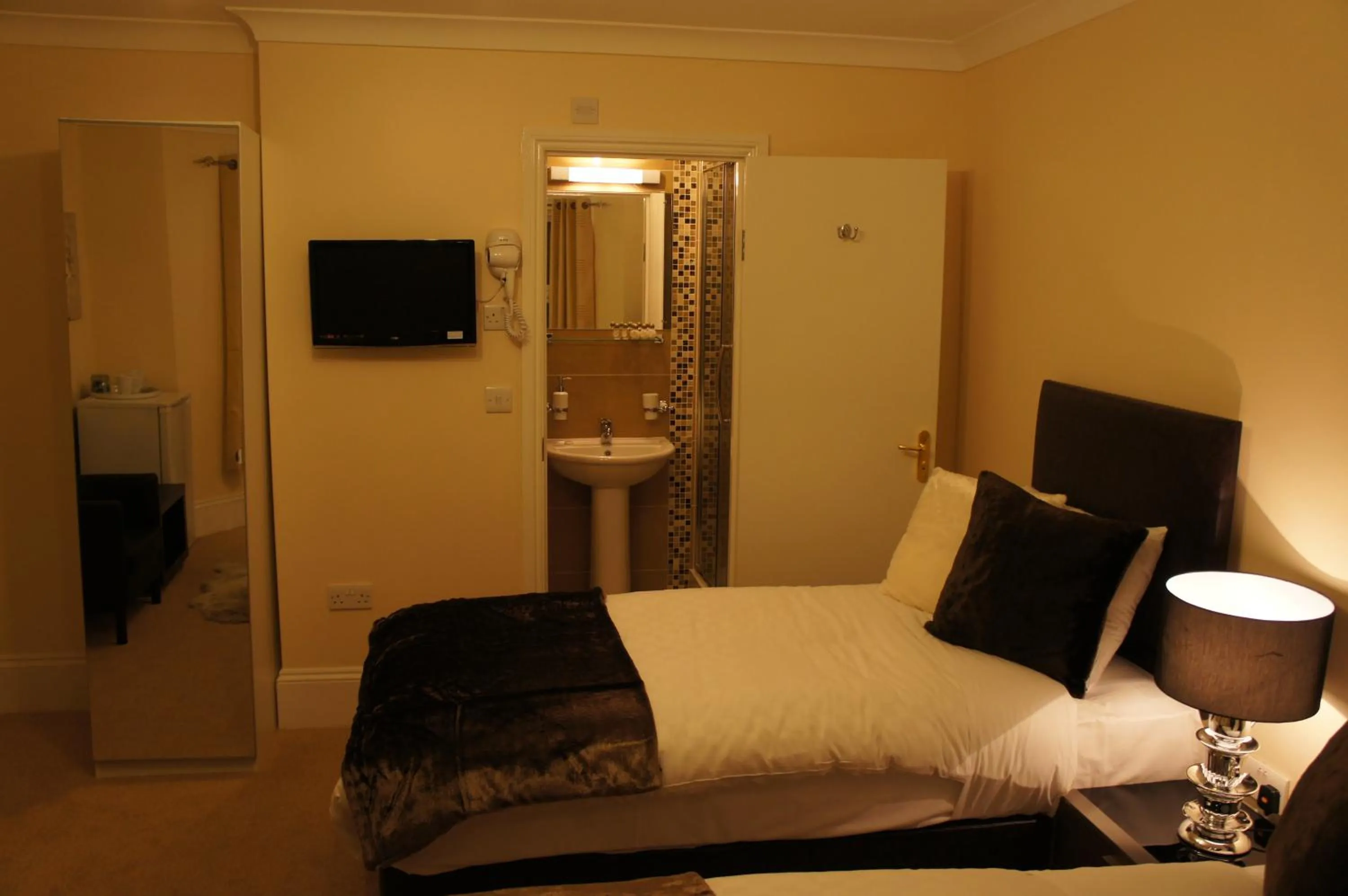 Bed in Sapphire Hotel London