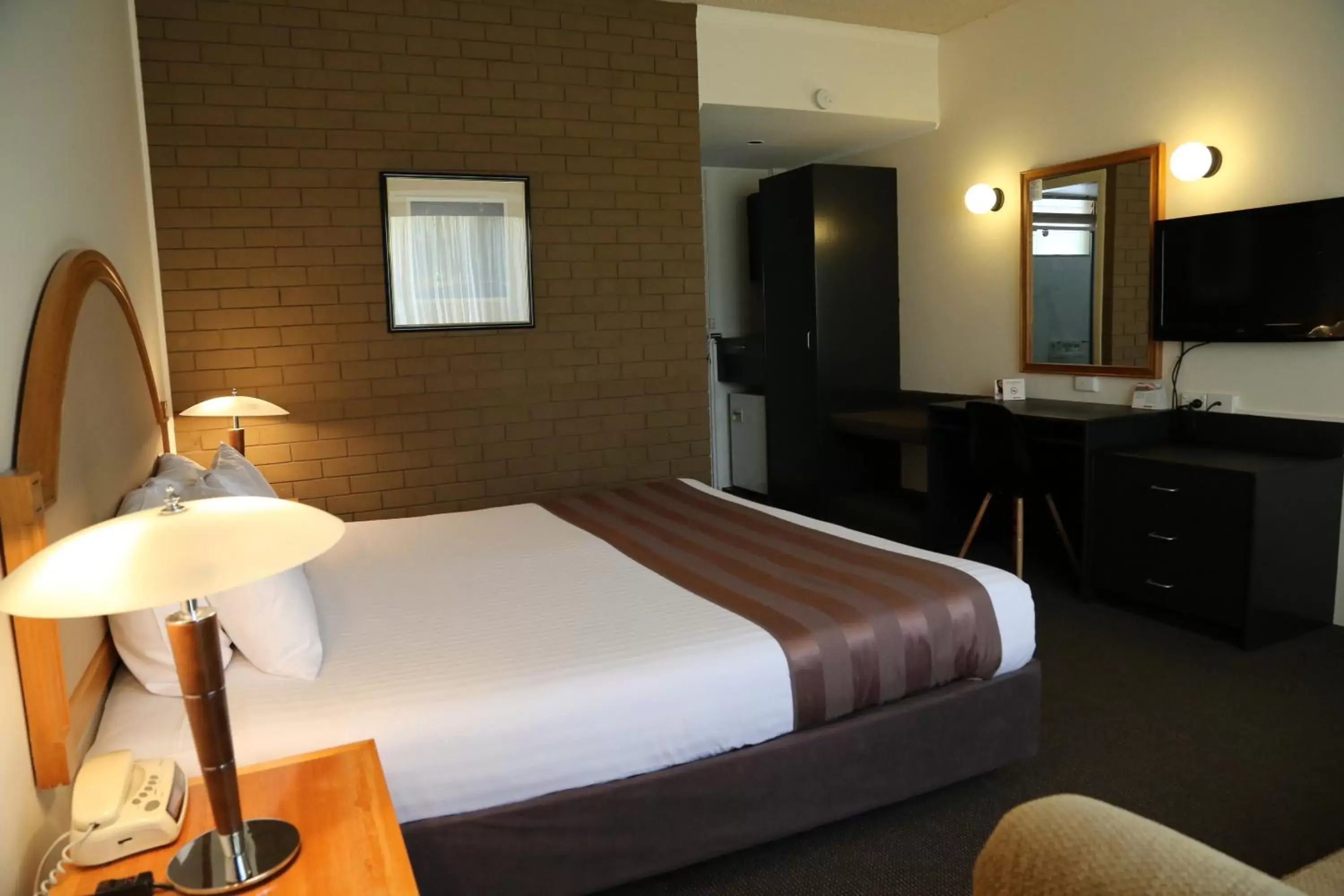 Photo of the whole room, Bed in Quality Inn Dubbo International