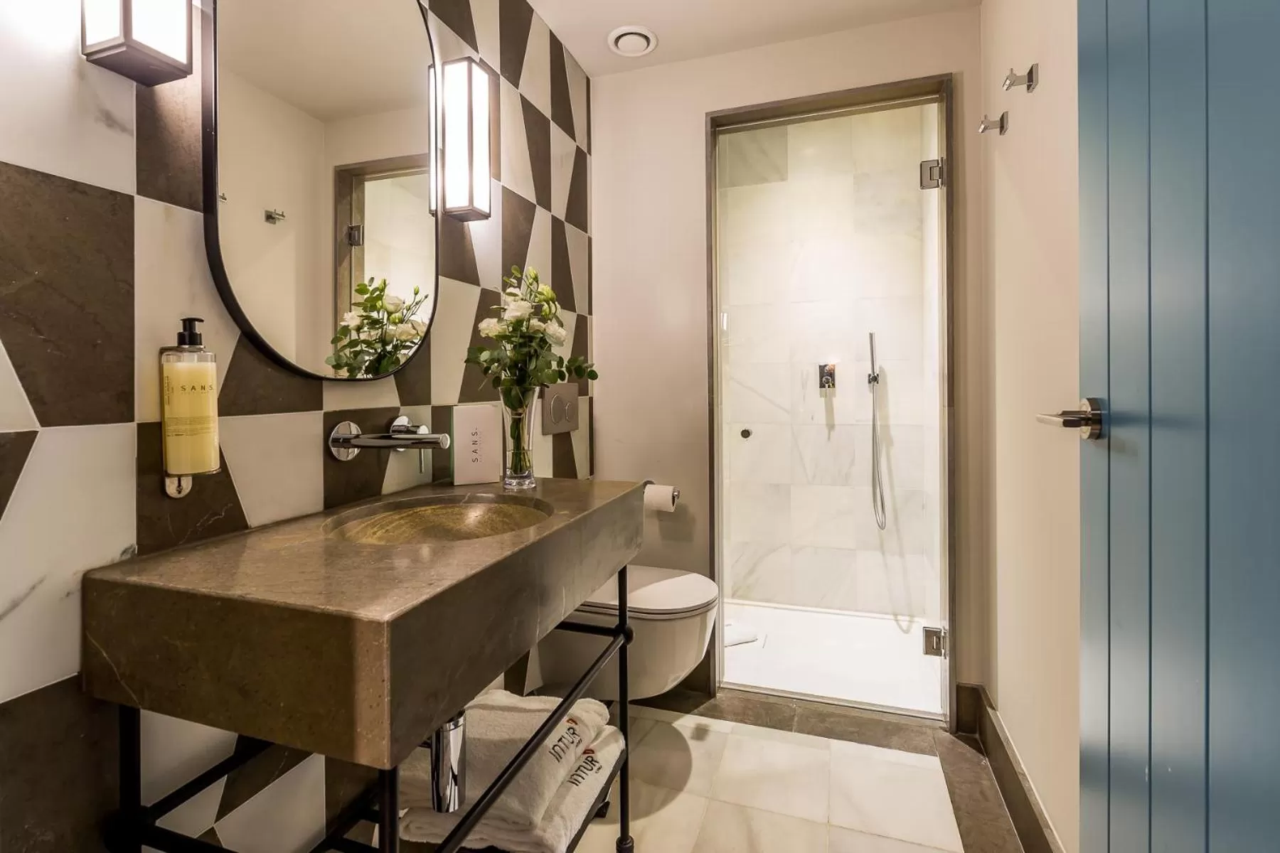 Toilet in Intelier Casa de Indias