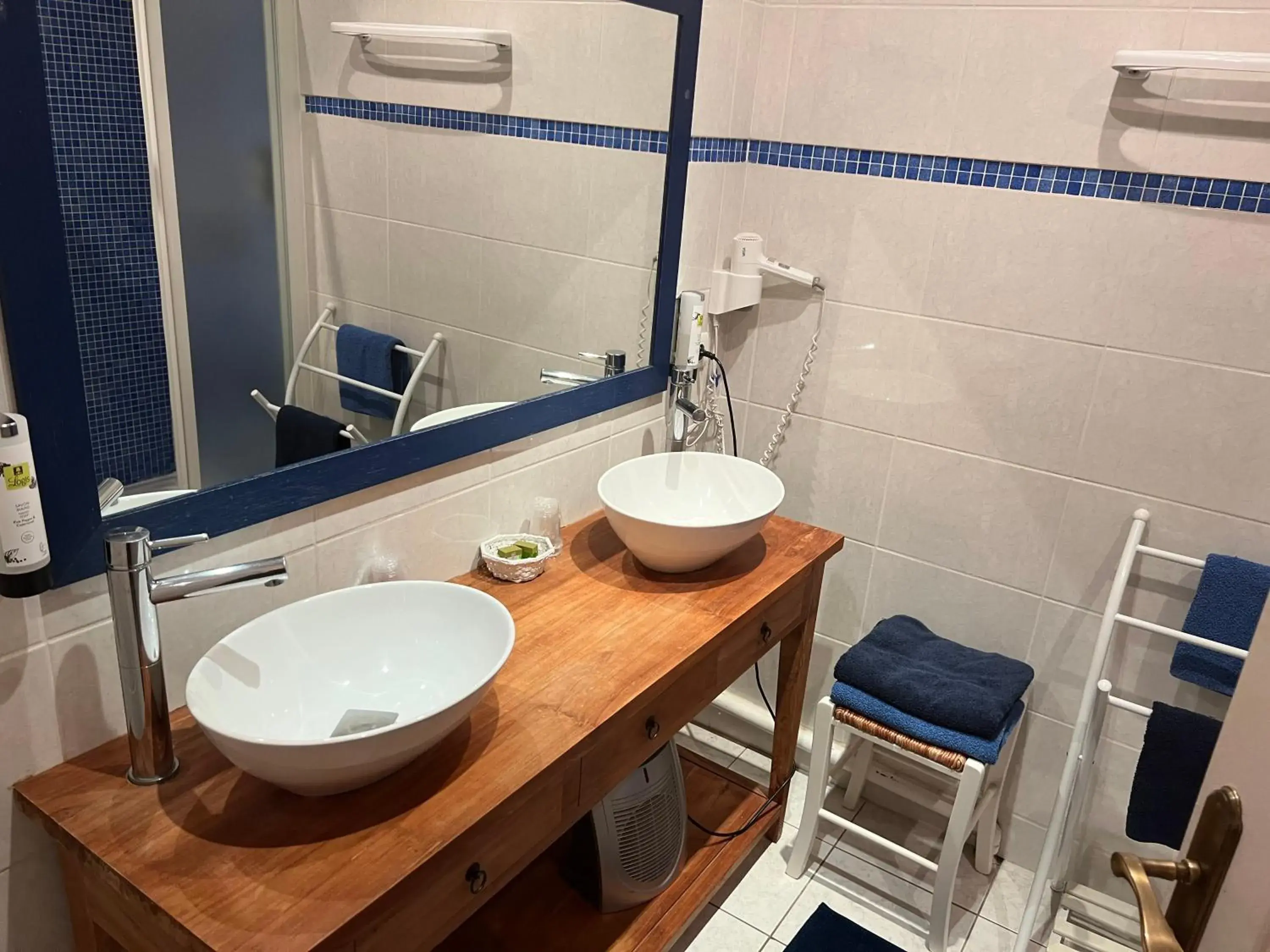 Bathroom in Logis Hôtel L'Adourable Auberge