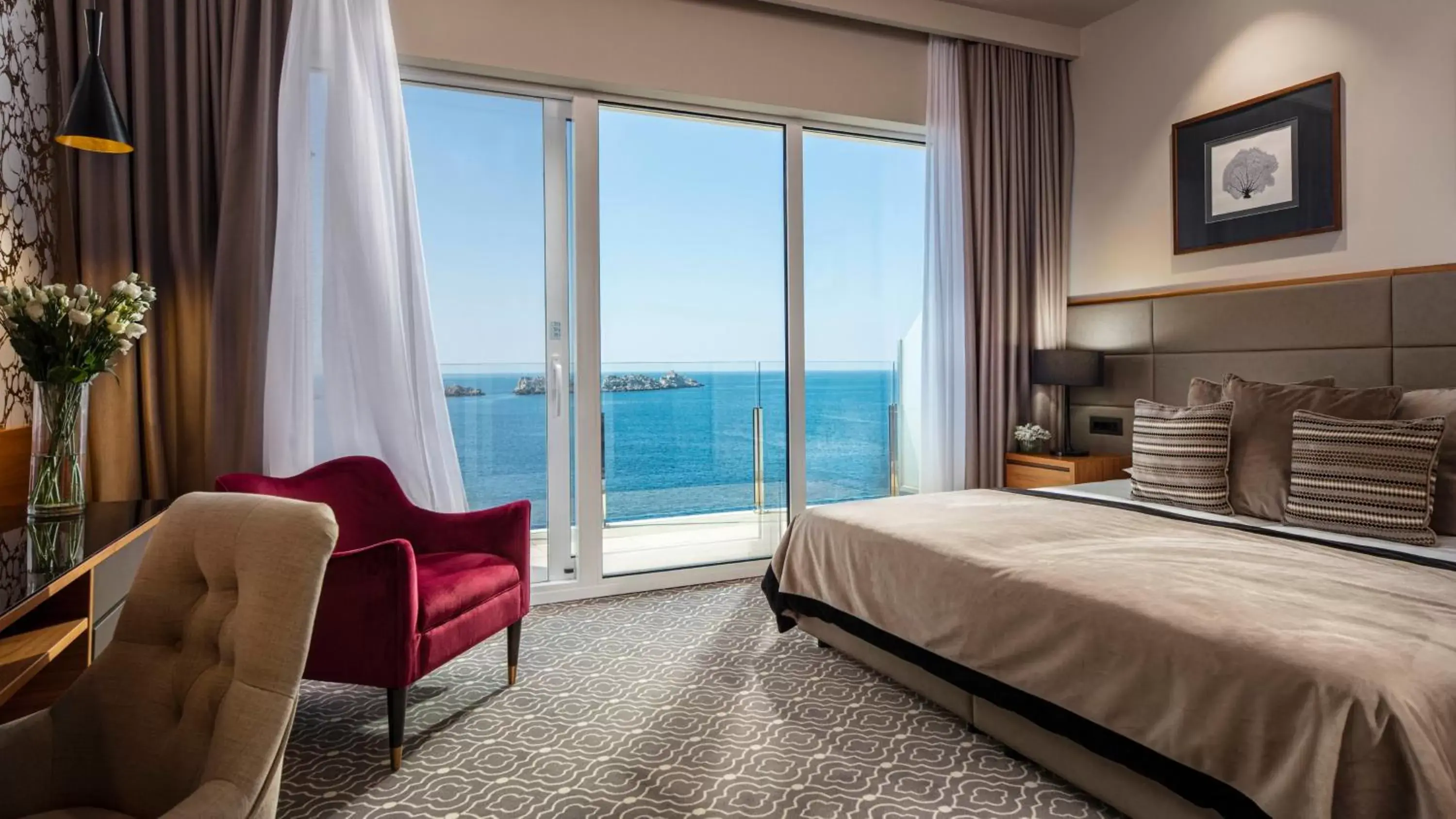 Bed, Sea View in Royal Ariston Hotel
