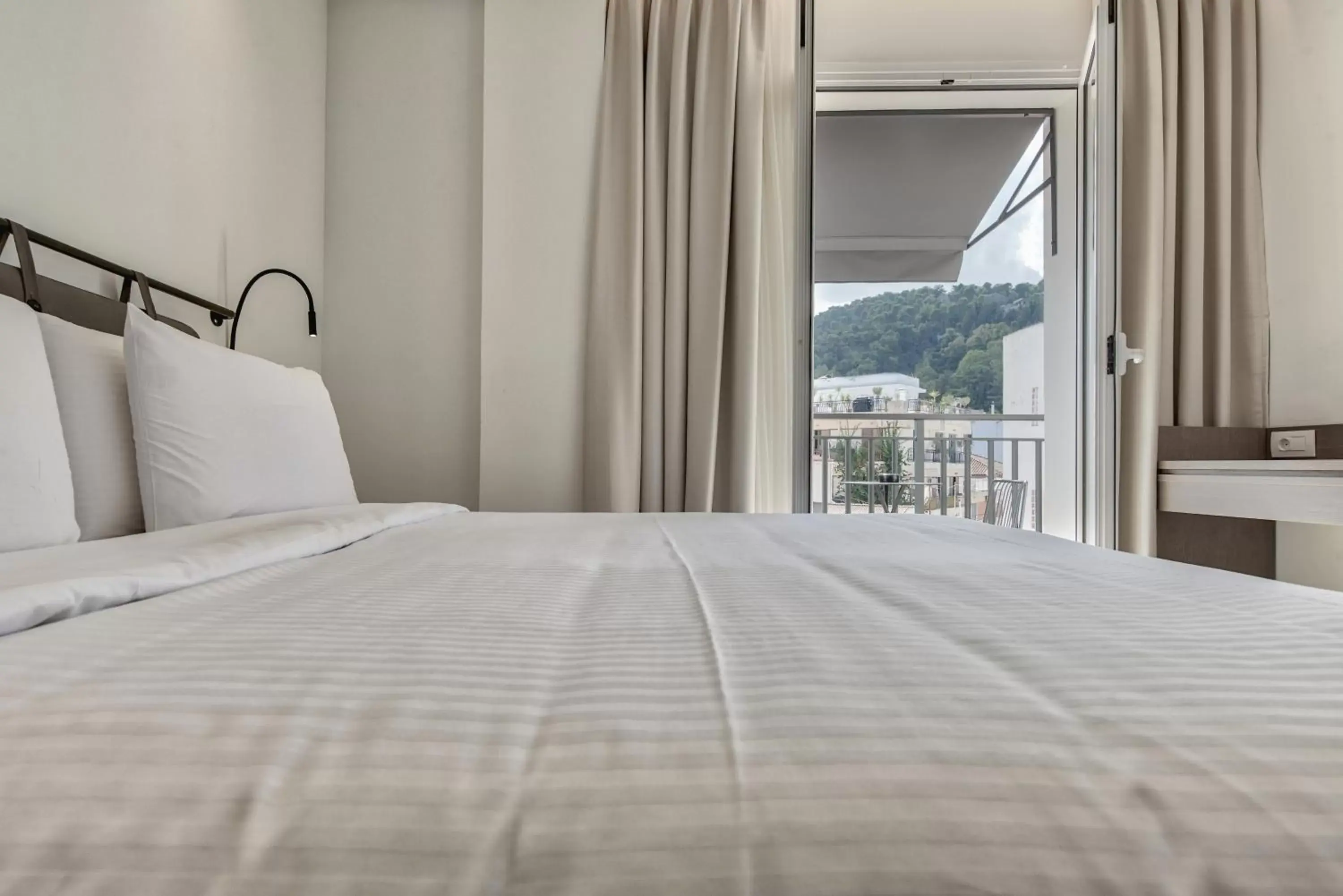 Quiet street view, Bed in Bitzaro Boutique Hotel